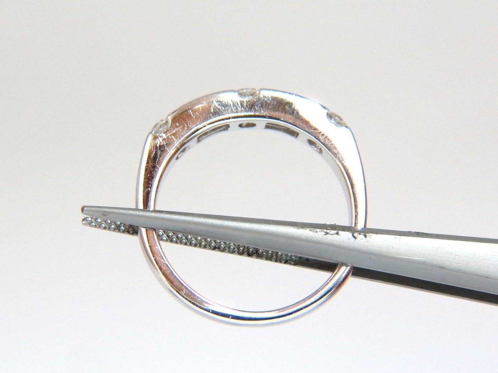 Anello di fidanzamento e fascia abbinata.

Diamante centrale: .40ct. 

Brillante rotondo

Colore H. Si-1 chiarezza.

Totale di tutti i diamanti: 1,50ct. 

Colore H. Vs-2 Si-1 chiarezza.

Baguette & Rounds taglio completo Brilliants

oro bianco