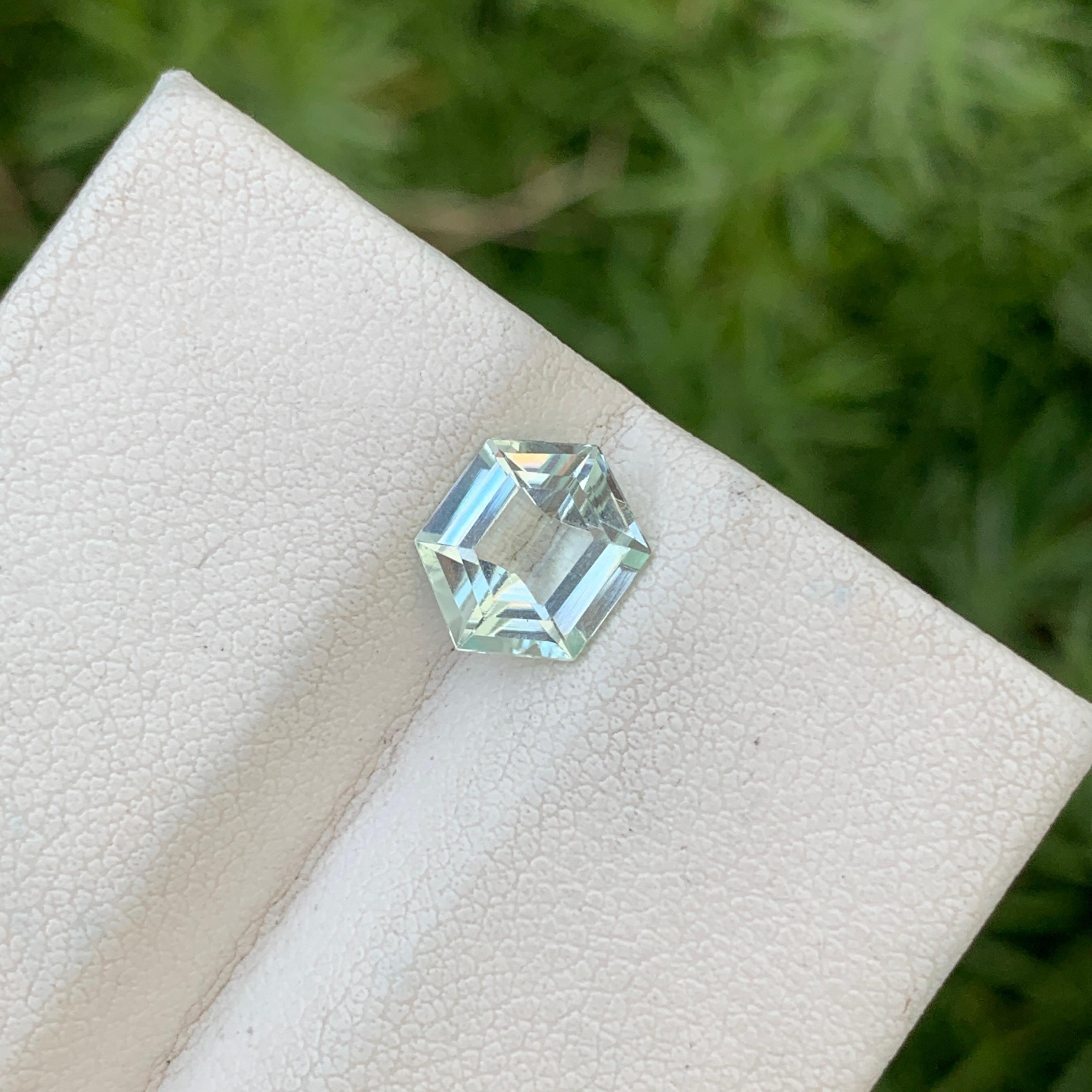 1.50 Carat Natural Loose Aquamarine Hexagon Shape Gem For Jewellery Making  For Sale 3