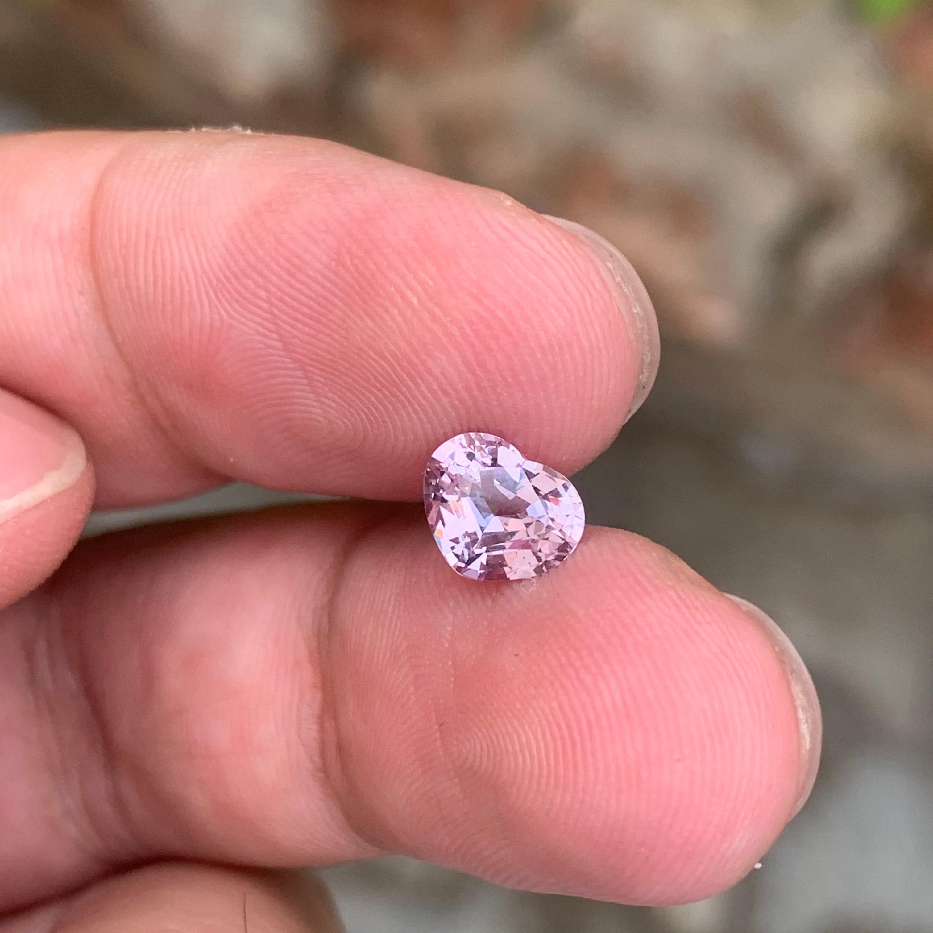 1.50 Carat Natural Loose Baby Pink Spinel Heart Shape Gemstone (pierre précieuse en forme de coeur) en vente 4