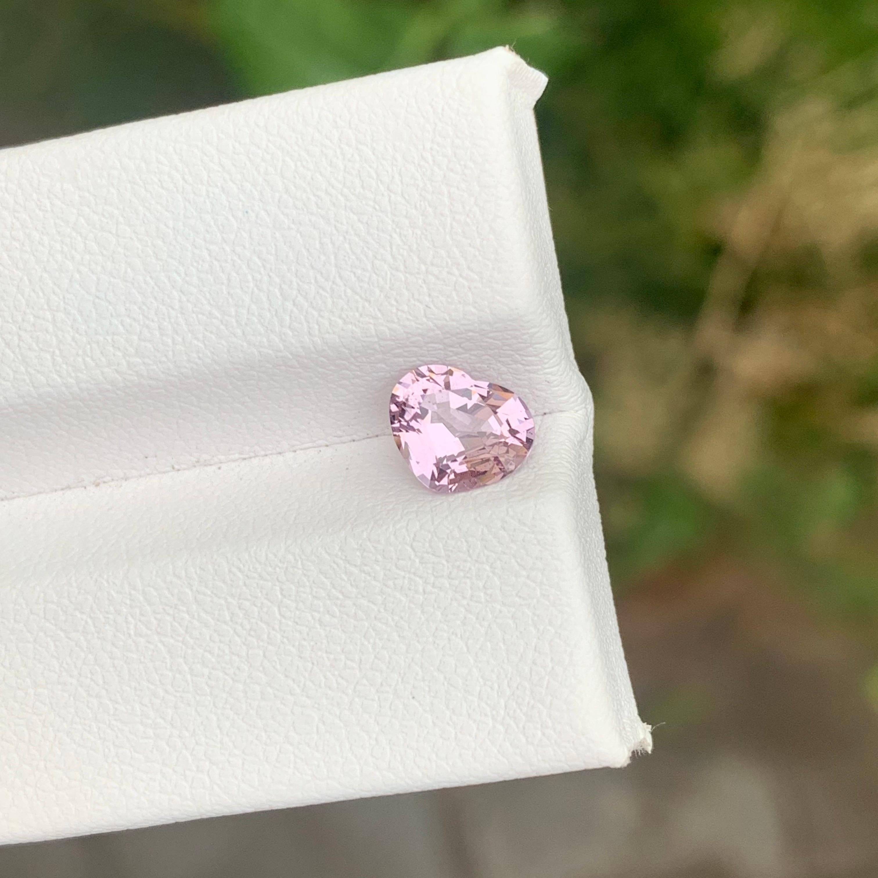 Arts and Crafts 1.50 Carat Natural Loose Baby Pink Spinel Heart Shape Gemstone (pierre précieuse en forme de coeur) en vente