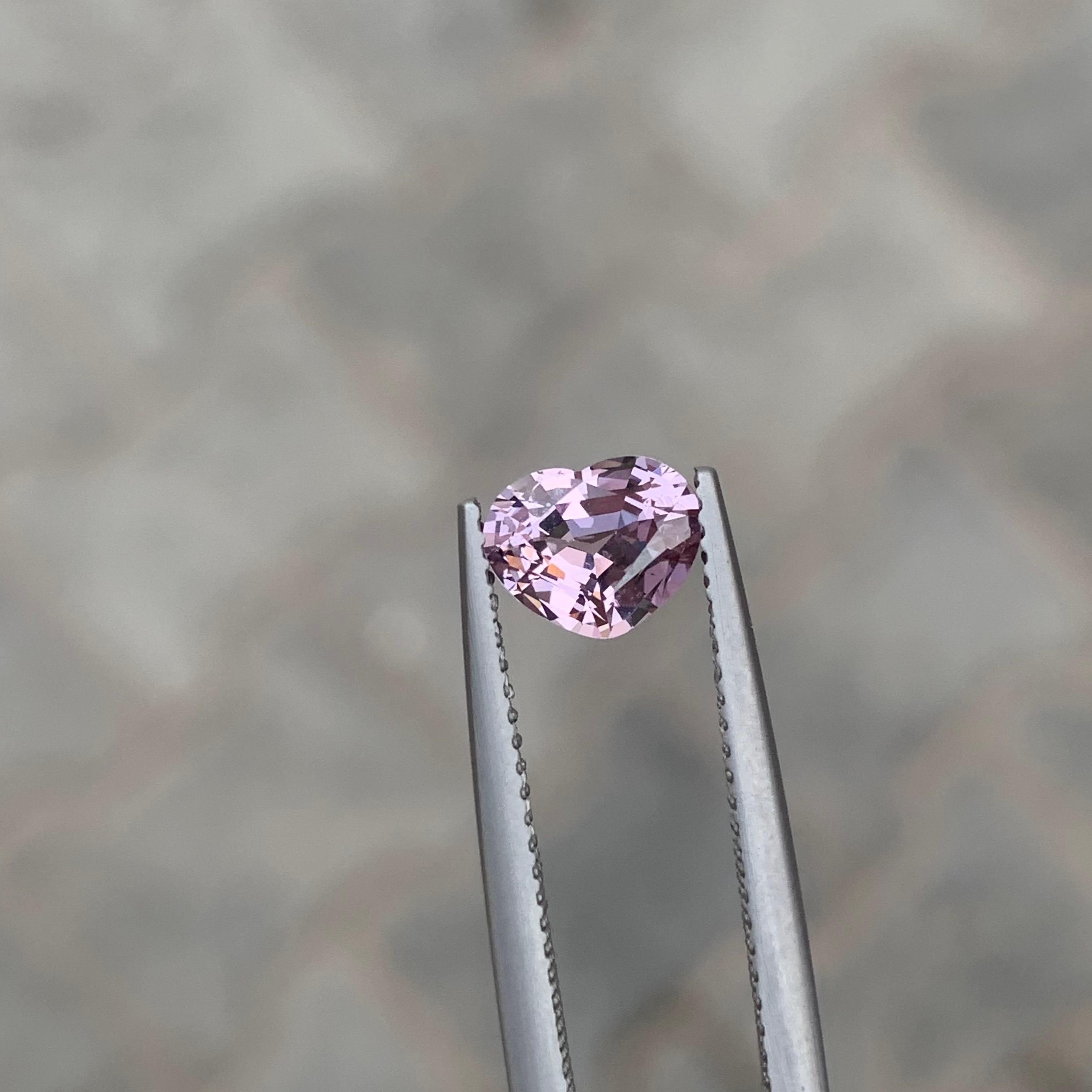 1.50 Carat Natural Loose Baby Pink Spinel Heart Shape Gemstone (pierre précieuse en forme de coeur) Unisexe en vente