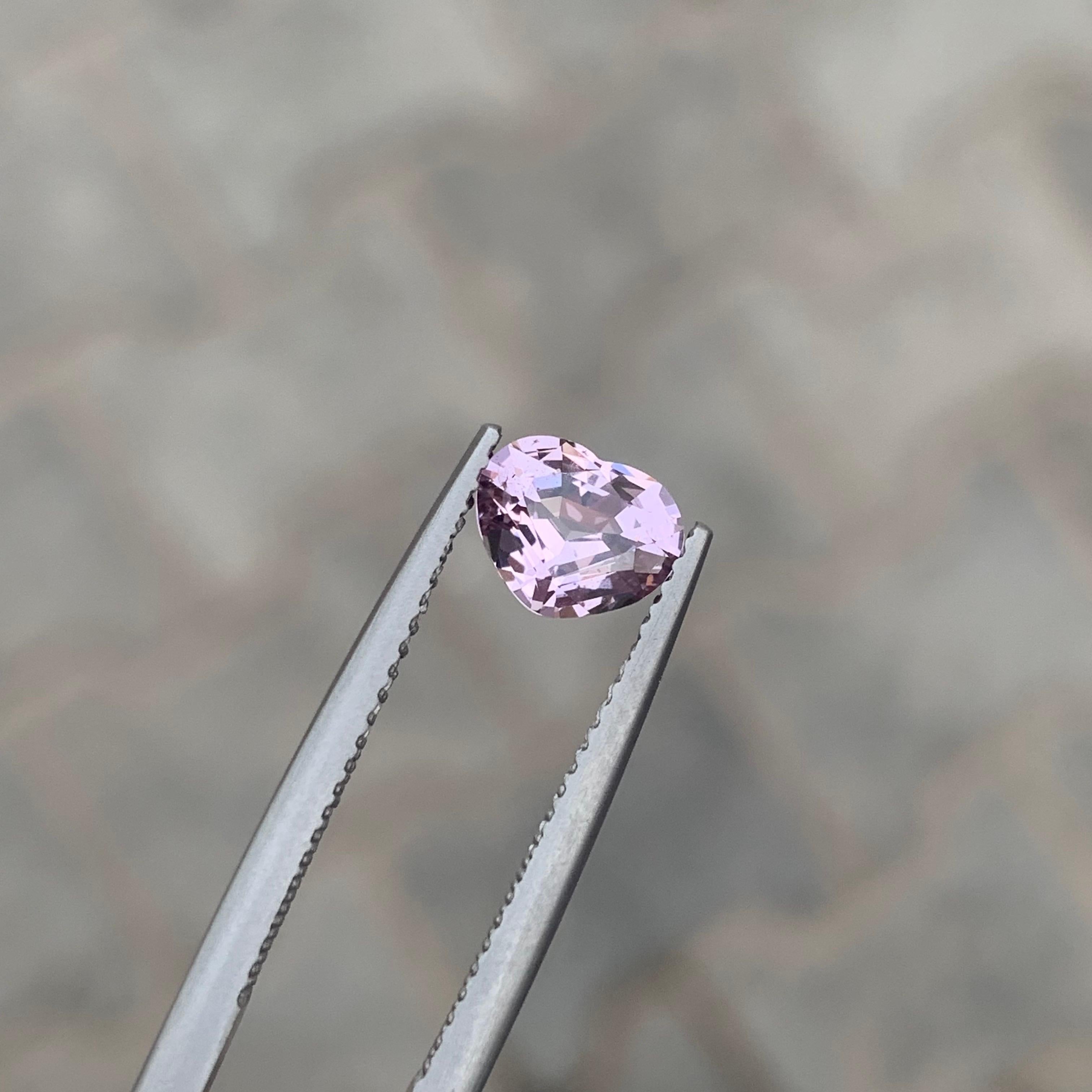 1.50 Carat Natural Loose Baby Pink Spinel Heart Shape Gemstone (pierre précieuse en forme de coeur) en vente 2