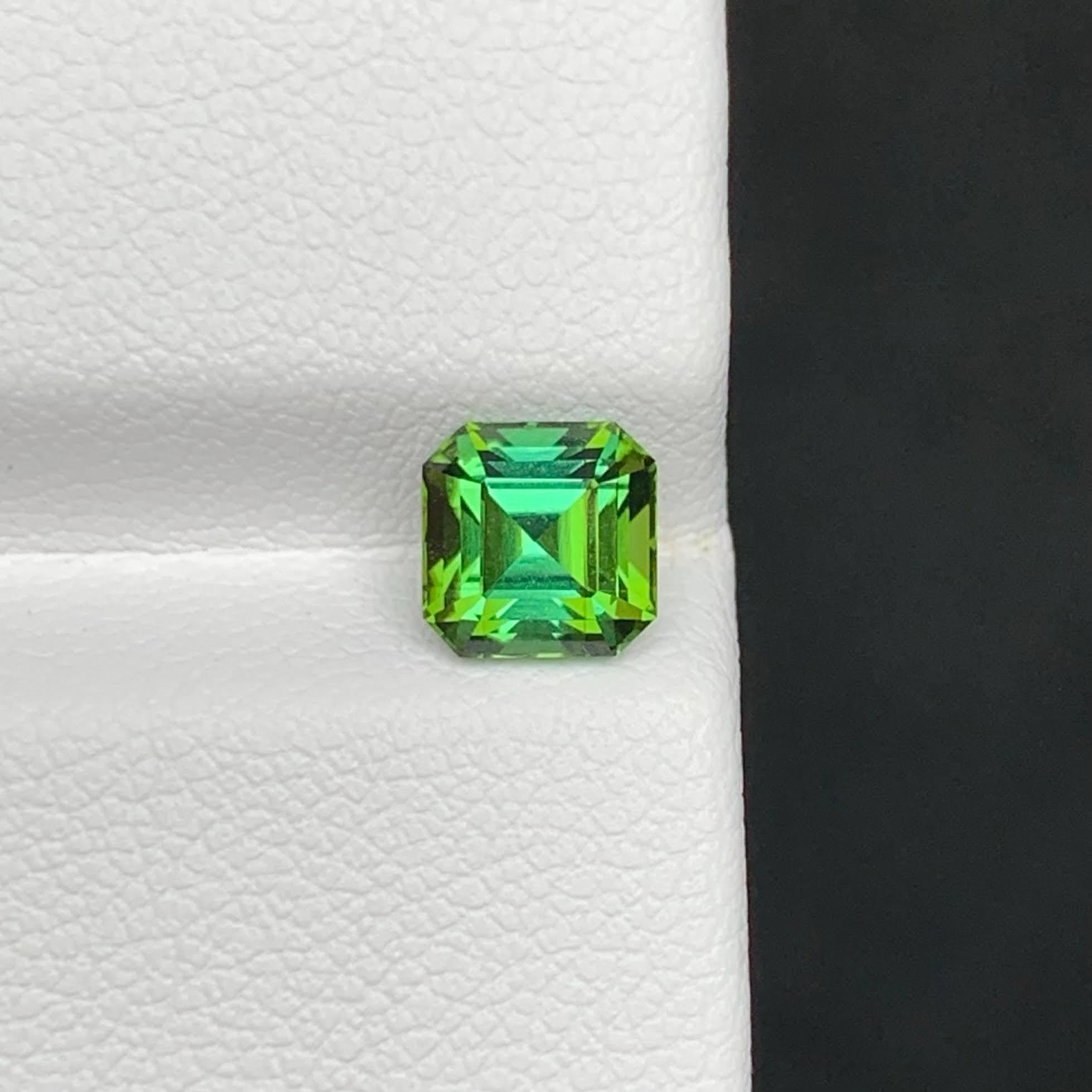 Peso 1,50 carati 
Dimensioni 6,1x6,1x5,1 mm
Trattamento Nessuno 
Origine afgana 
Pulizia degli occhi di chiarezza 
Taglia forma Asscher 




Questa squisita tormalina Greene & Greene da 1,50 carati mostra un raro e accattivante mix di blu profondo