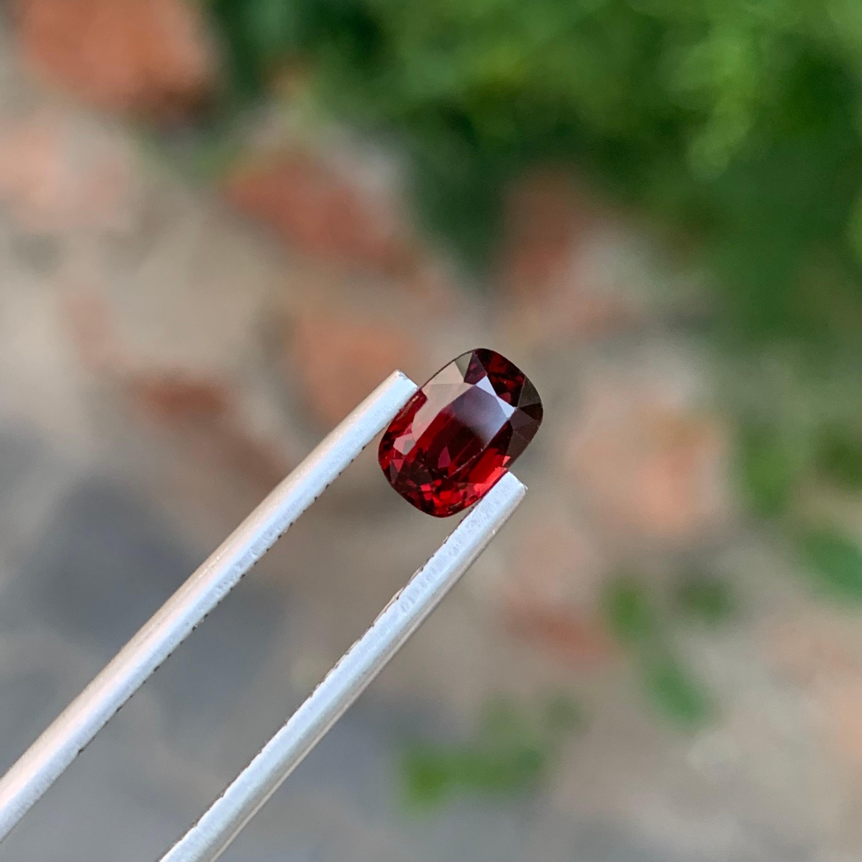 Arts and Crafts 1,50 carati di spinello rosso birmano sciolto naturale a forma di cuscino lungo per anello in vendita