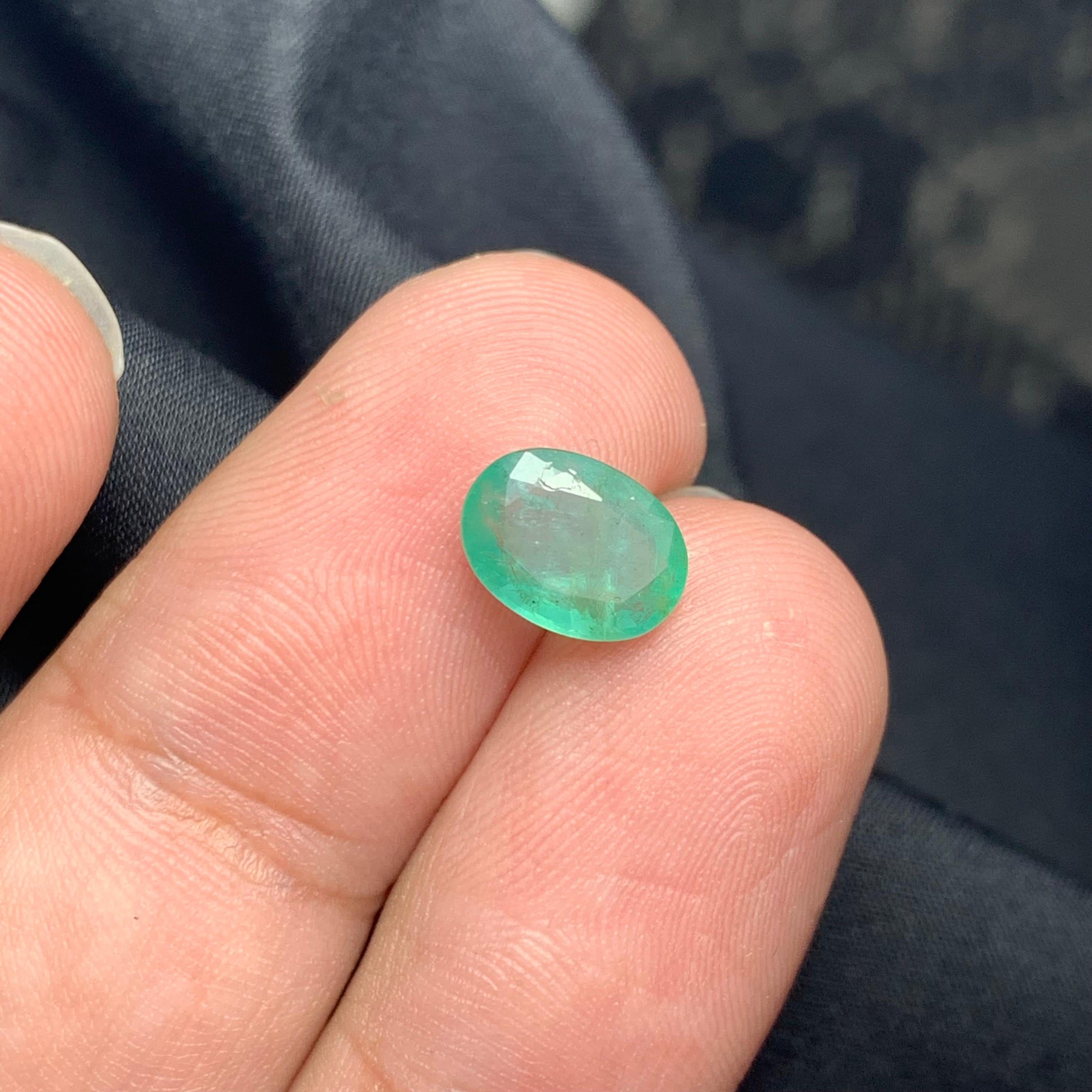 1.50 Karat natürlicher loser Smaragd Edelstein aus sambischer Mine (Ovalschliff) im Angebot