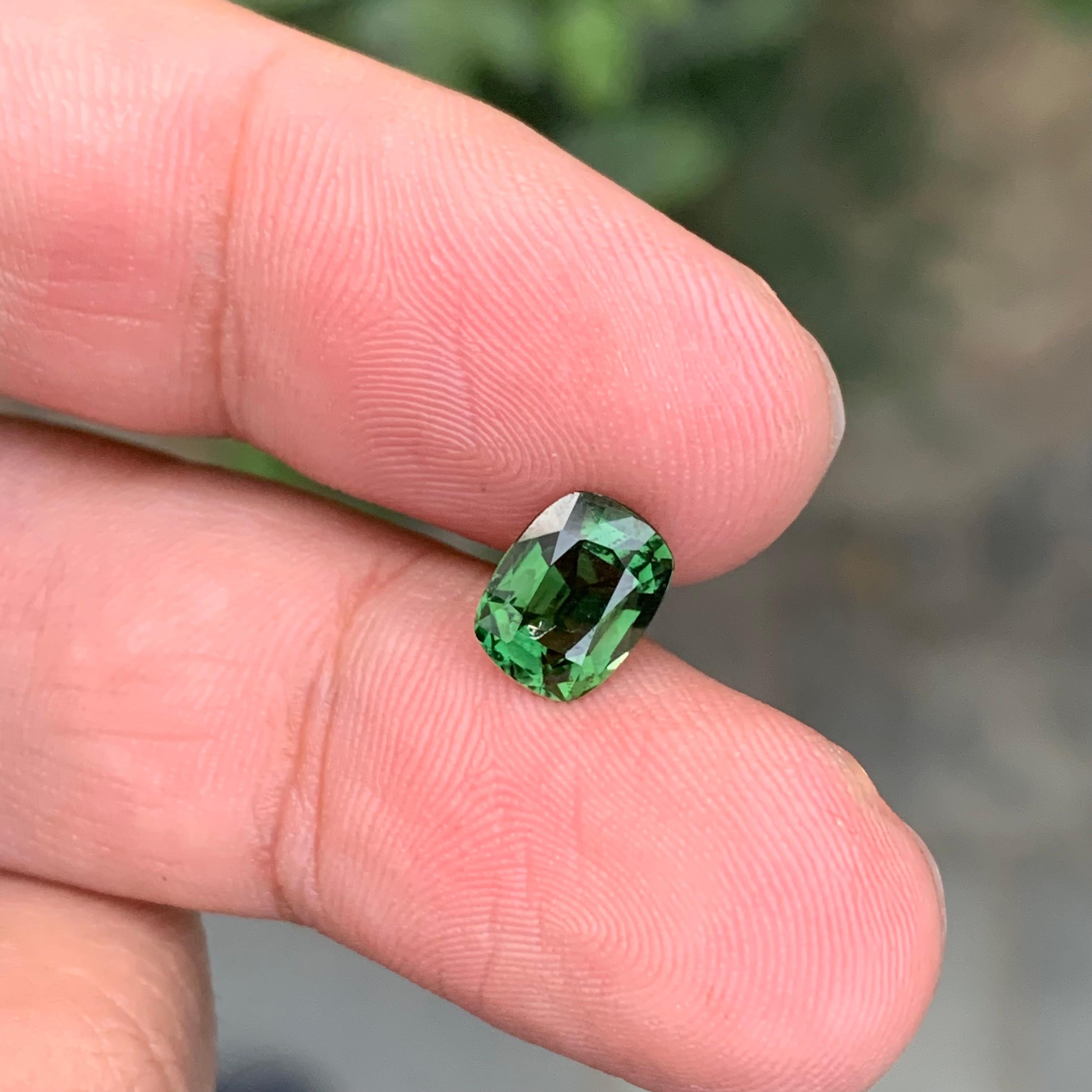 1.50 Carat Natural Loose Forest Green Tourmaline Cushion Shape Gem Unisexe en vente