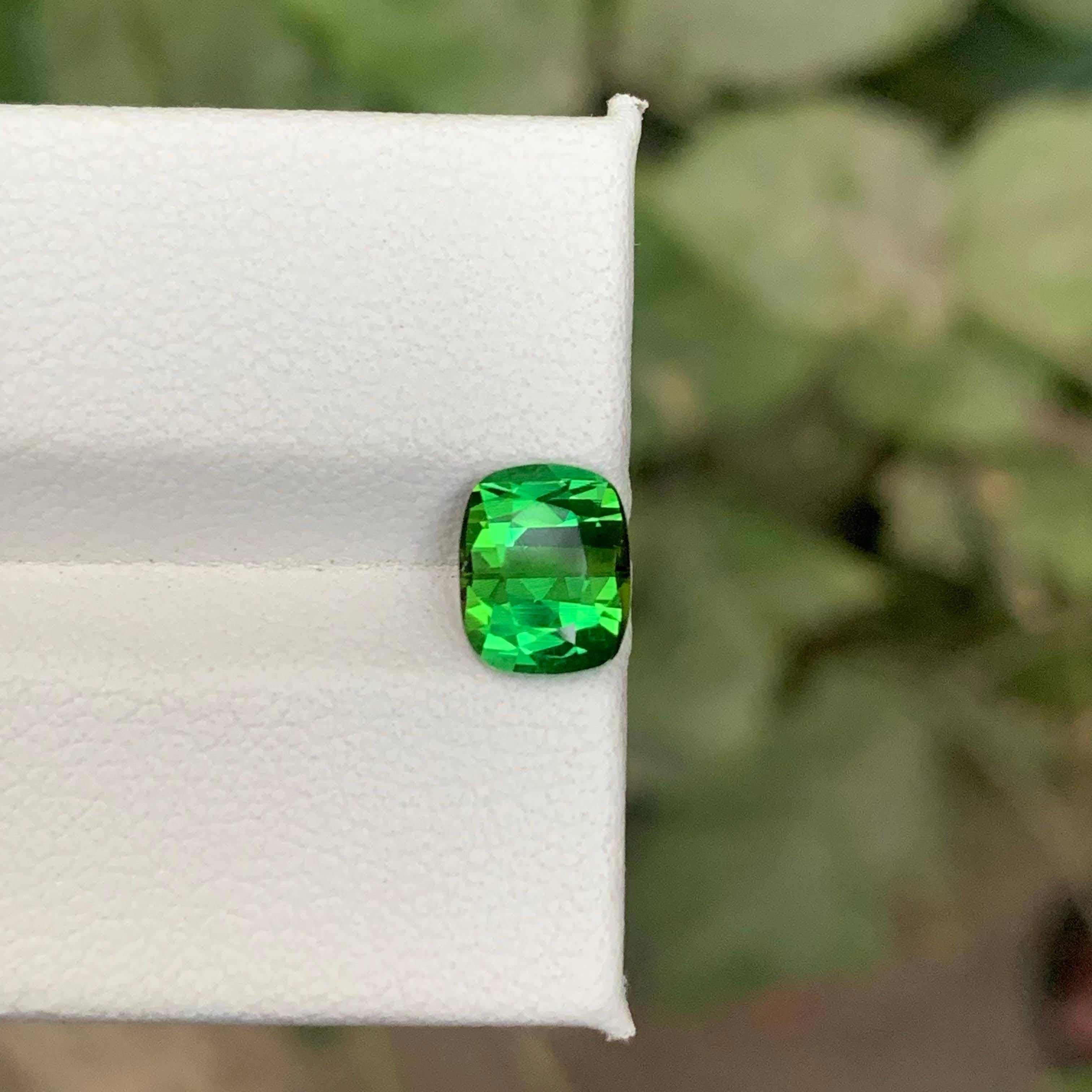 Peso 1,50 carati 
Dimensioni 7,4x 5,9x4,6 mm
Trattamento Nessuno 
Origine afgana 
Chiarezza VVS 
Forma taglio cuscino




Questa deliziosa tormalina verde naturale da 1,50 carati presenta una tonalità verde fresca e vivace che mette in risalto la
