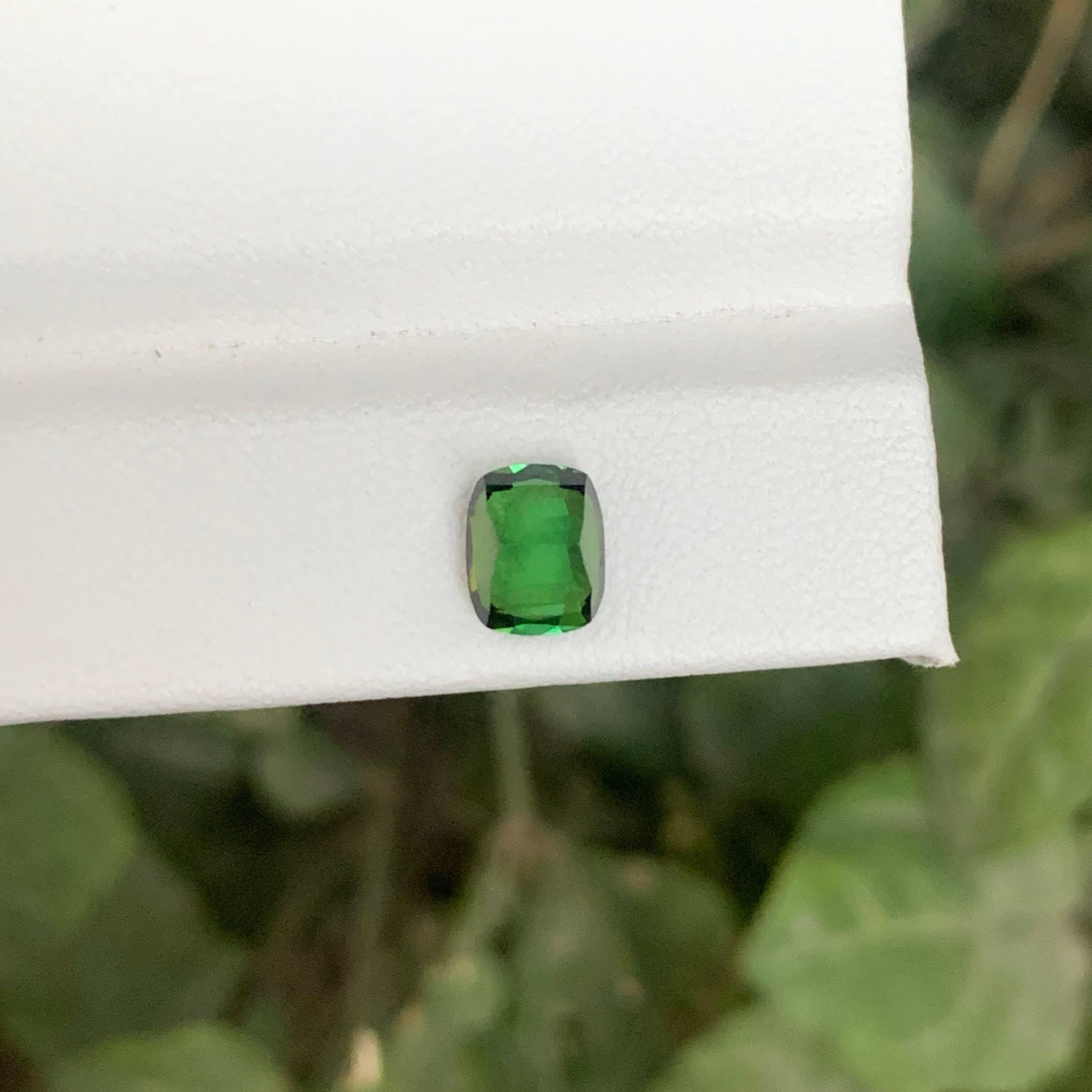 Moderno 1.50 carati di tormalina verde naturale sciolta, taglio a cuscino, pietra preziosa afgana in vendita