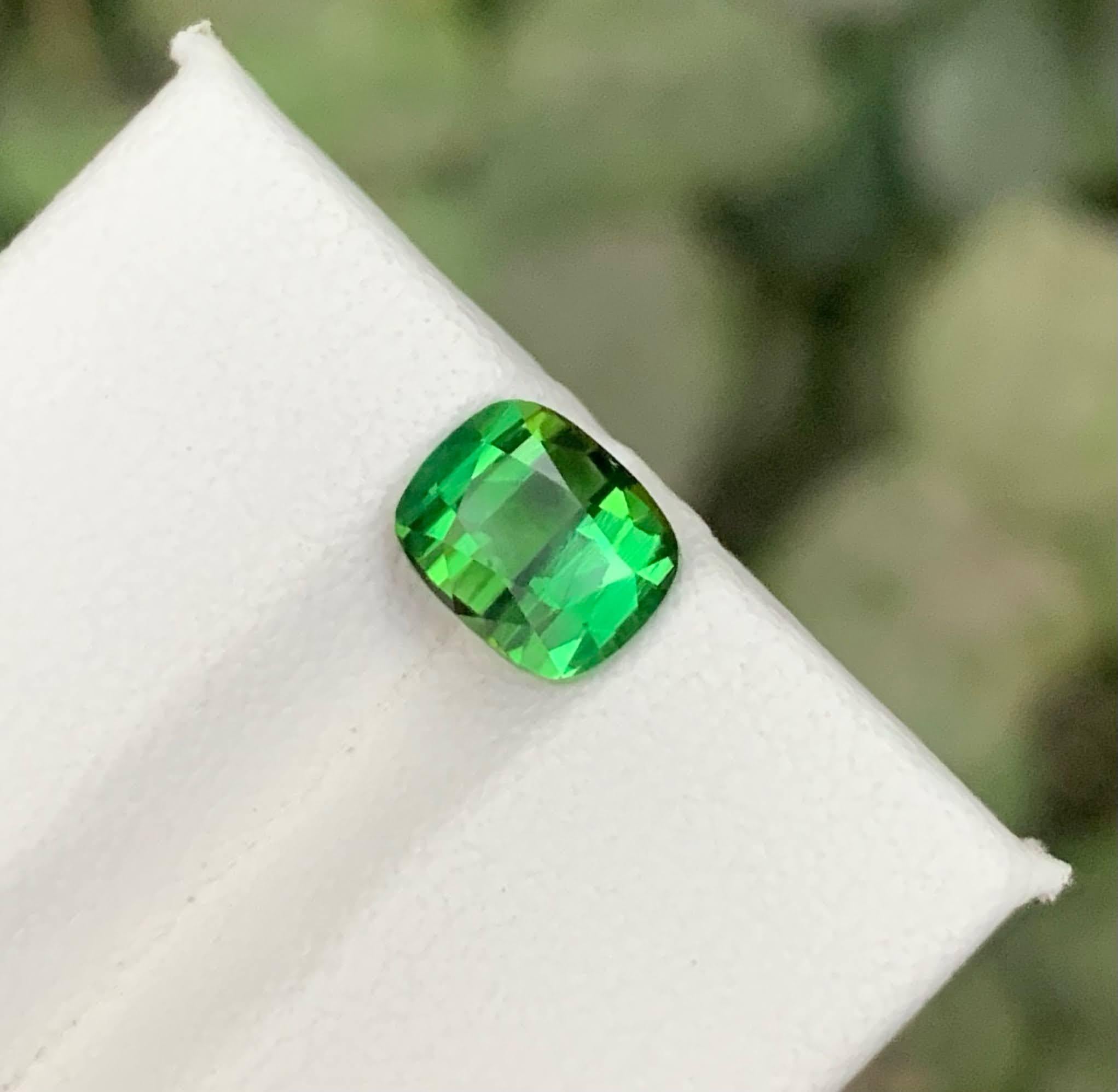1.50 carati di tormalina verde naturale sciolta, taglio a cuscino, pietra preziosa afgana In condizioni Nuovo in vendita a Bangkok, TH