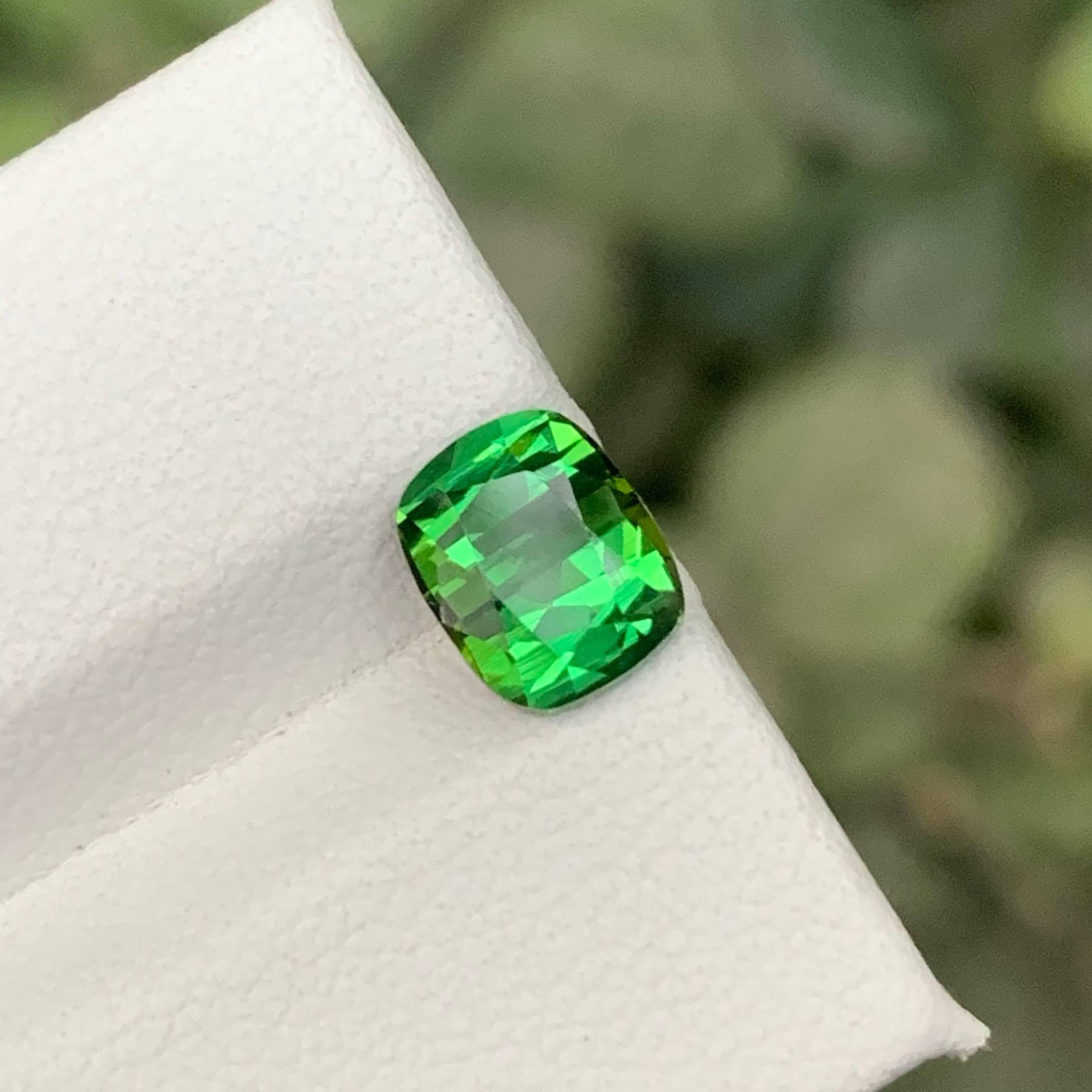 1.50 carati di tormalina verde naturale sciolta, taglio a cuscino, pietra preziosa afgana in vendita 1