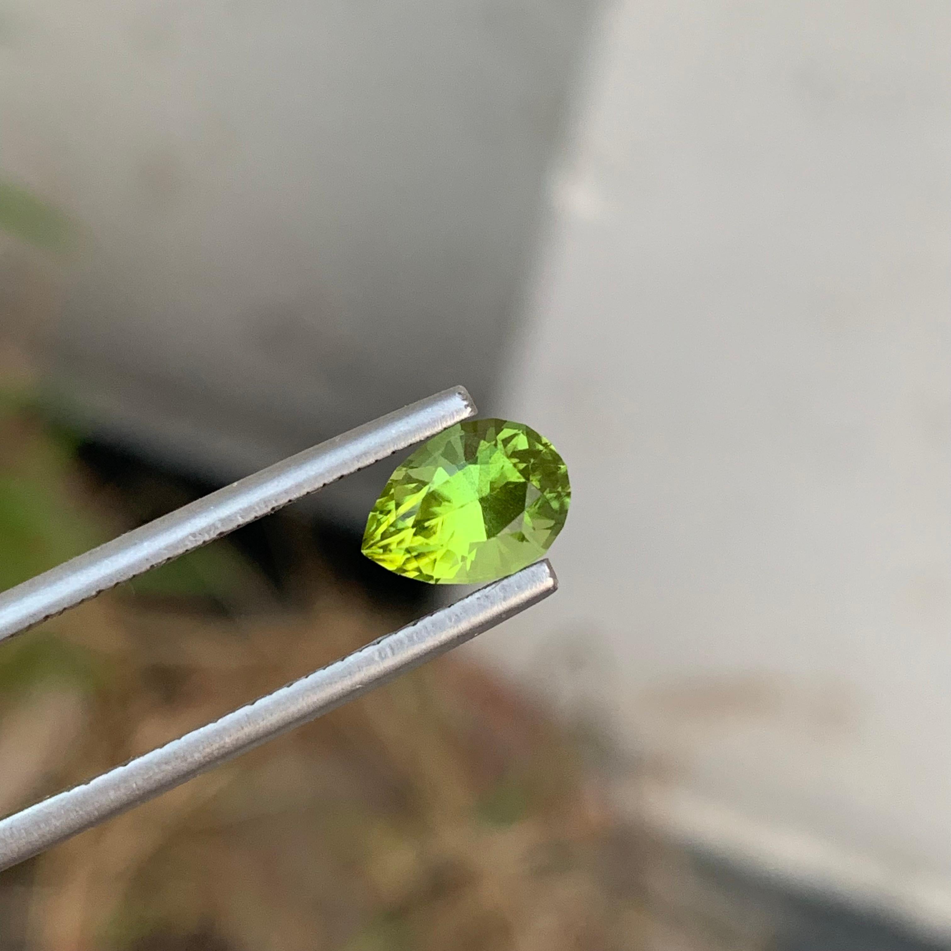 Arts and Crafts 1.50 Carat Natural Loose Peridot Pear Shape Gemstone (pierre précieuse en forme de poire) en vente