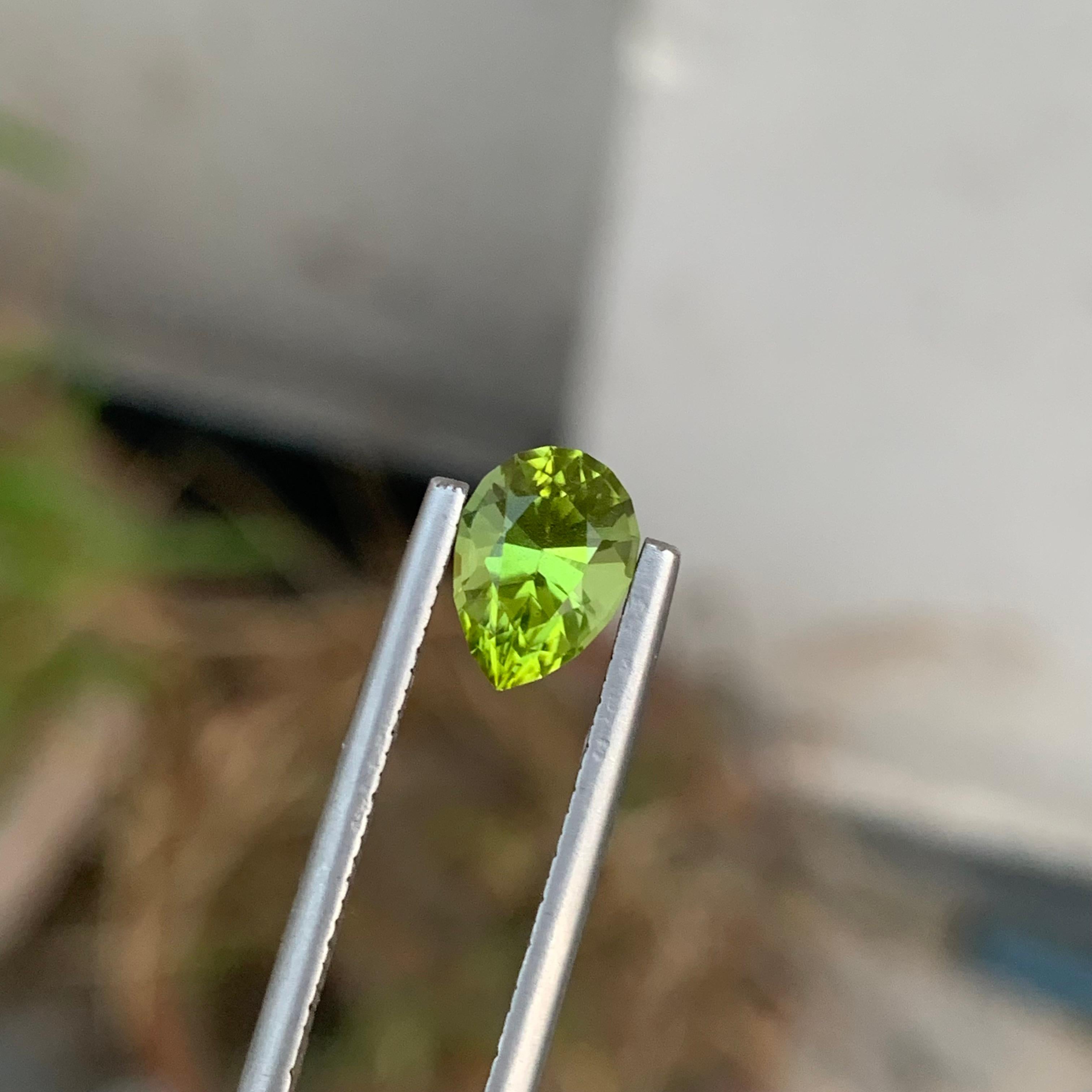 Taille poire 1.50 Carat Natural Loose Peridot Pear Shape Gemstone (pierre précieuse en forme de poire) en vente