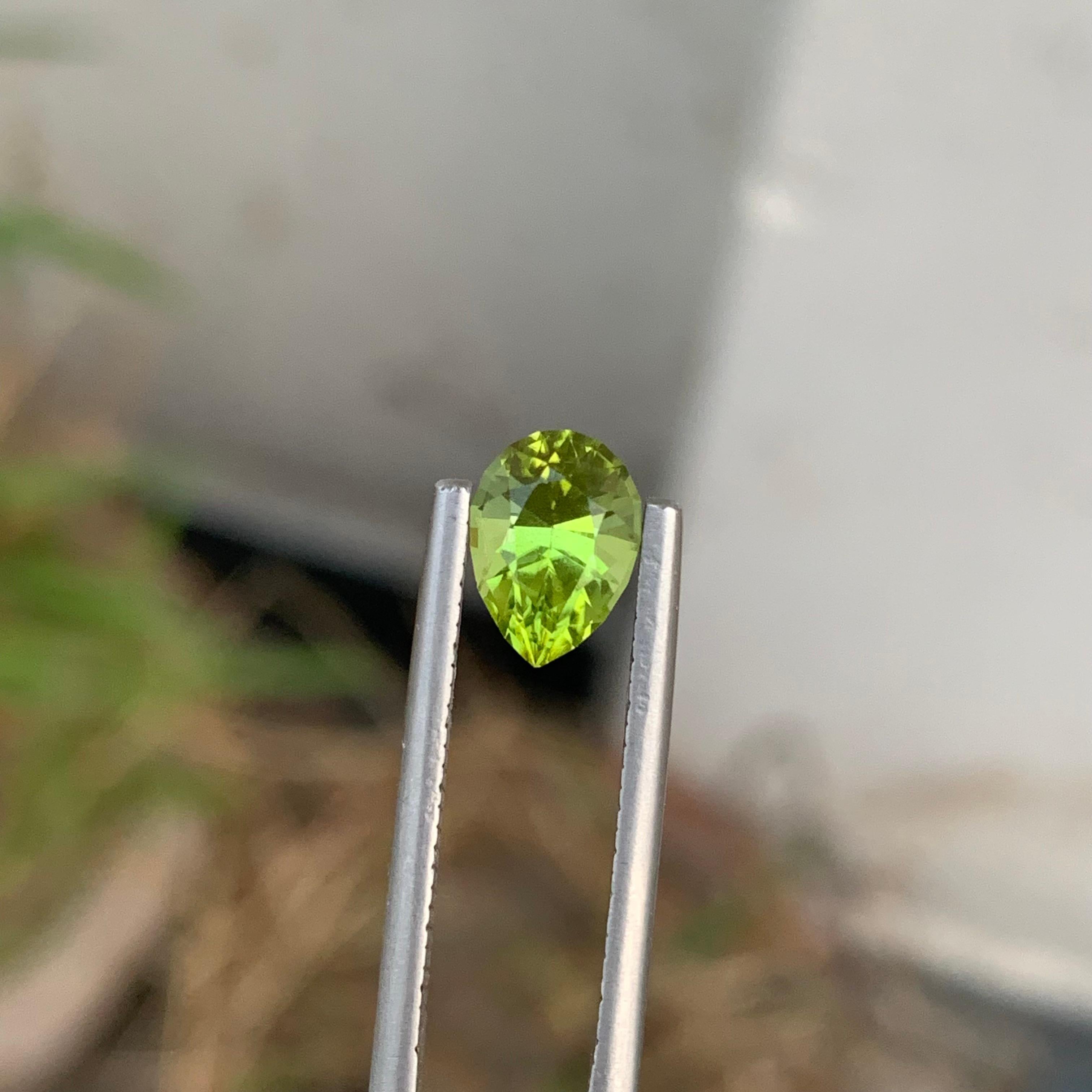 1.50 Carat Natural Loose Peridot Pear Shape Gemstone (pierre précieuse en forme de poire) Neuf - En vente à Peshawar, PK