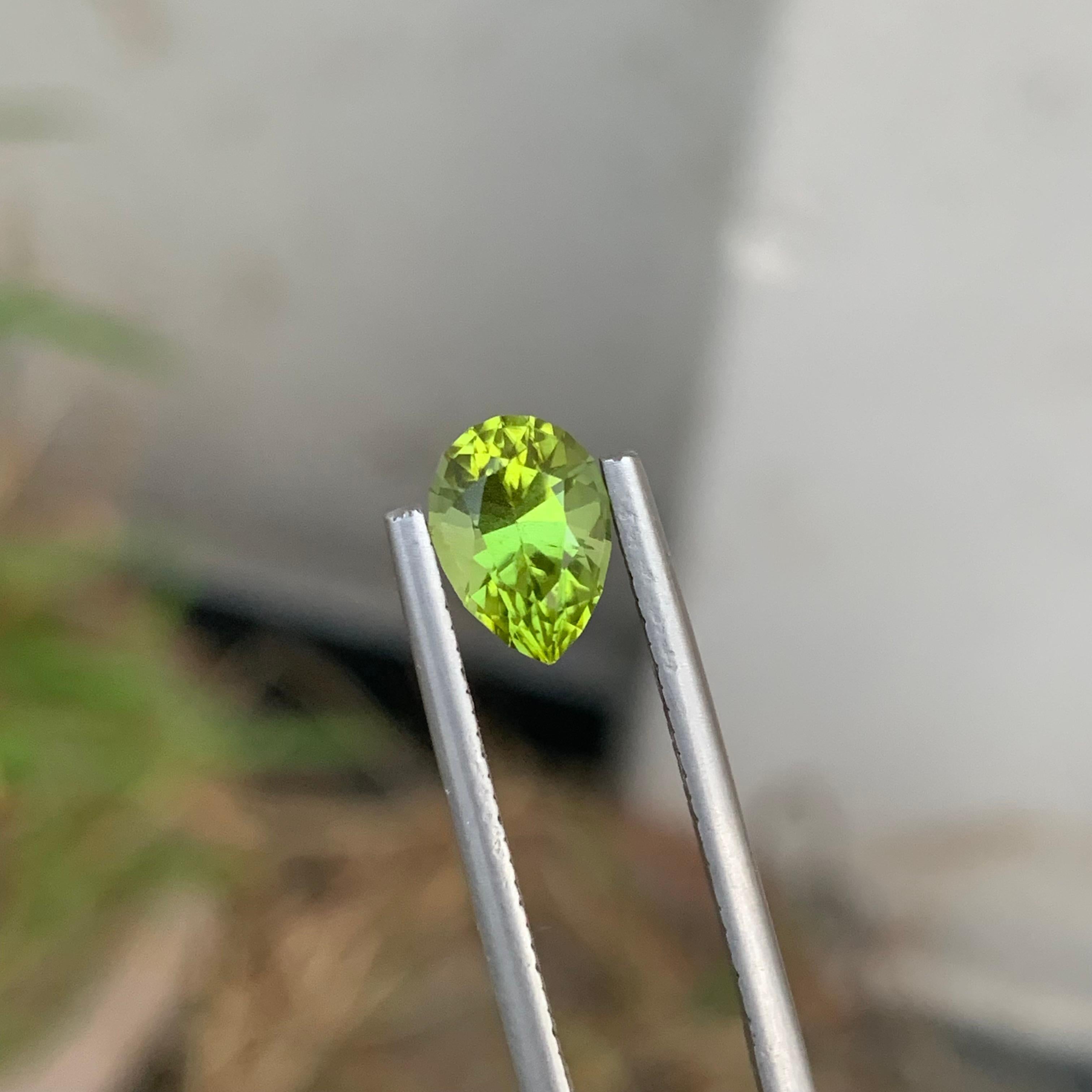 1.50 Carat Natural Loose Peridot Pear Shape Gemstone (pierre précieuse en forme de poire) Unisexe en vente