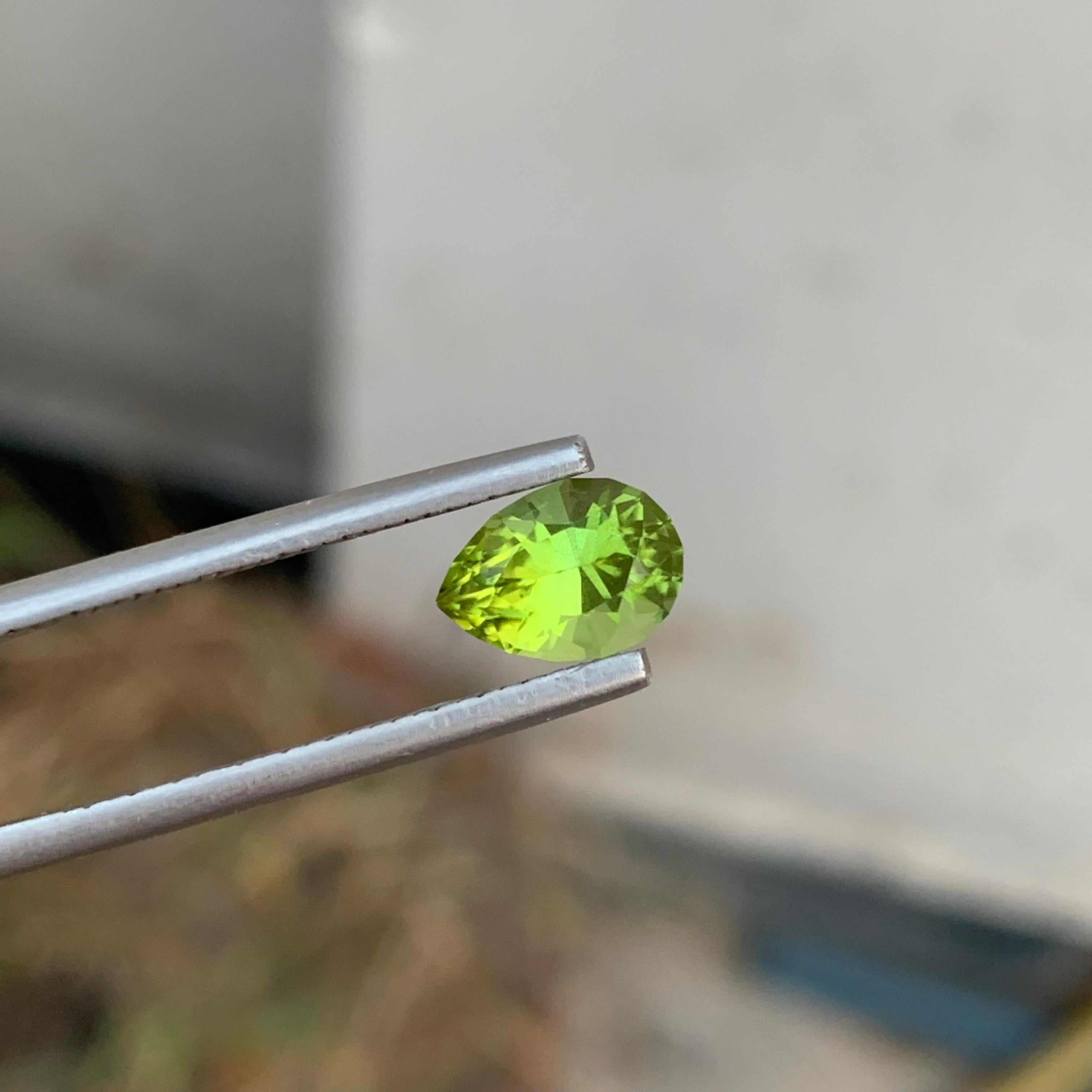 1.50 Carat Natural Loose Peridot Pear Shape Gemstone (pierre précieuse en forme de poire) en vente 1