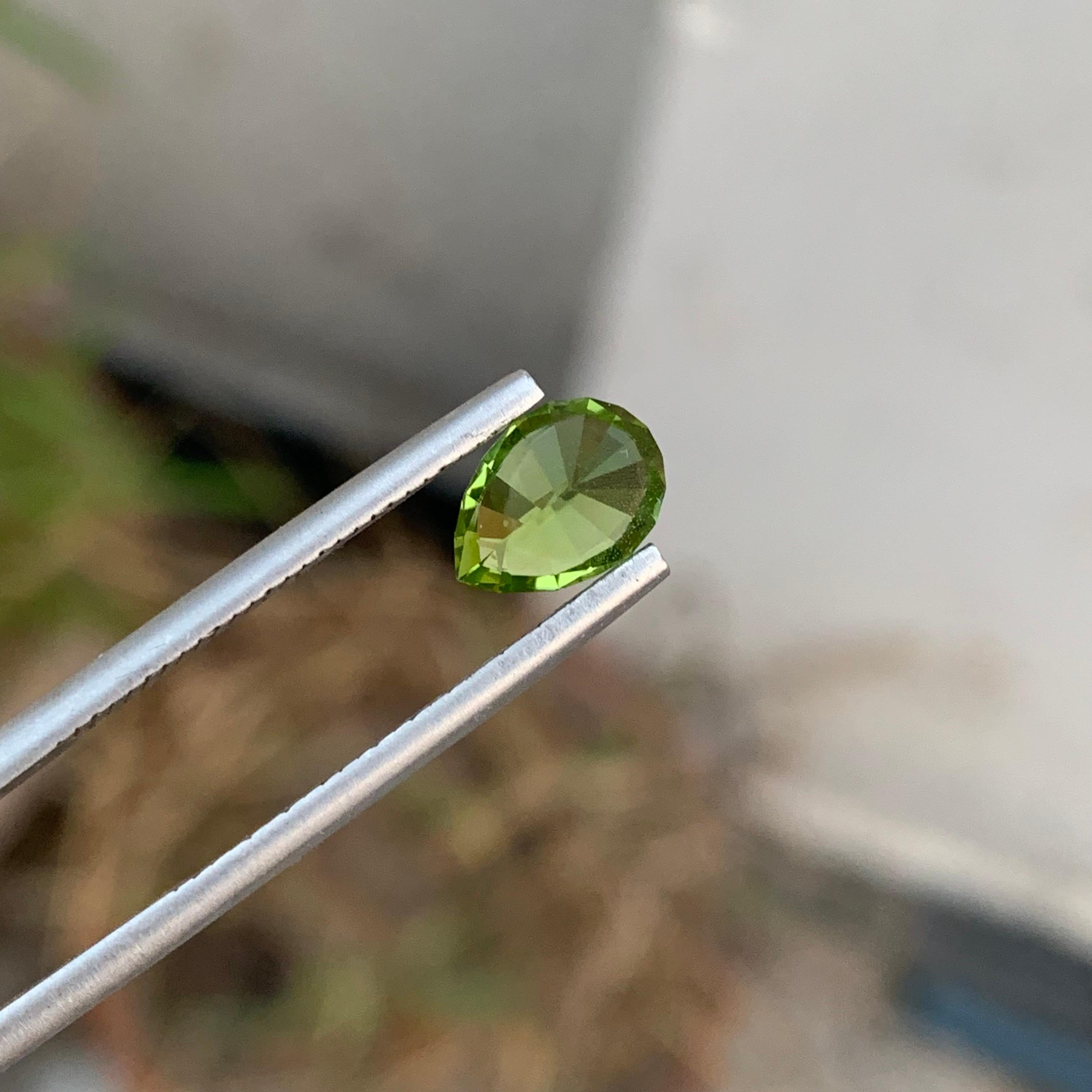 1.50 Carat Natural Loose Peridot Pear Shape Gemstone (pierre précieuse en forme de poire) en vente 2