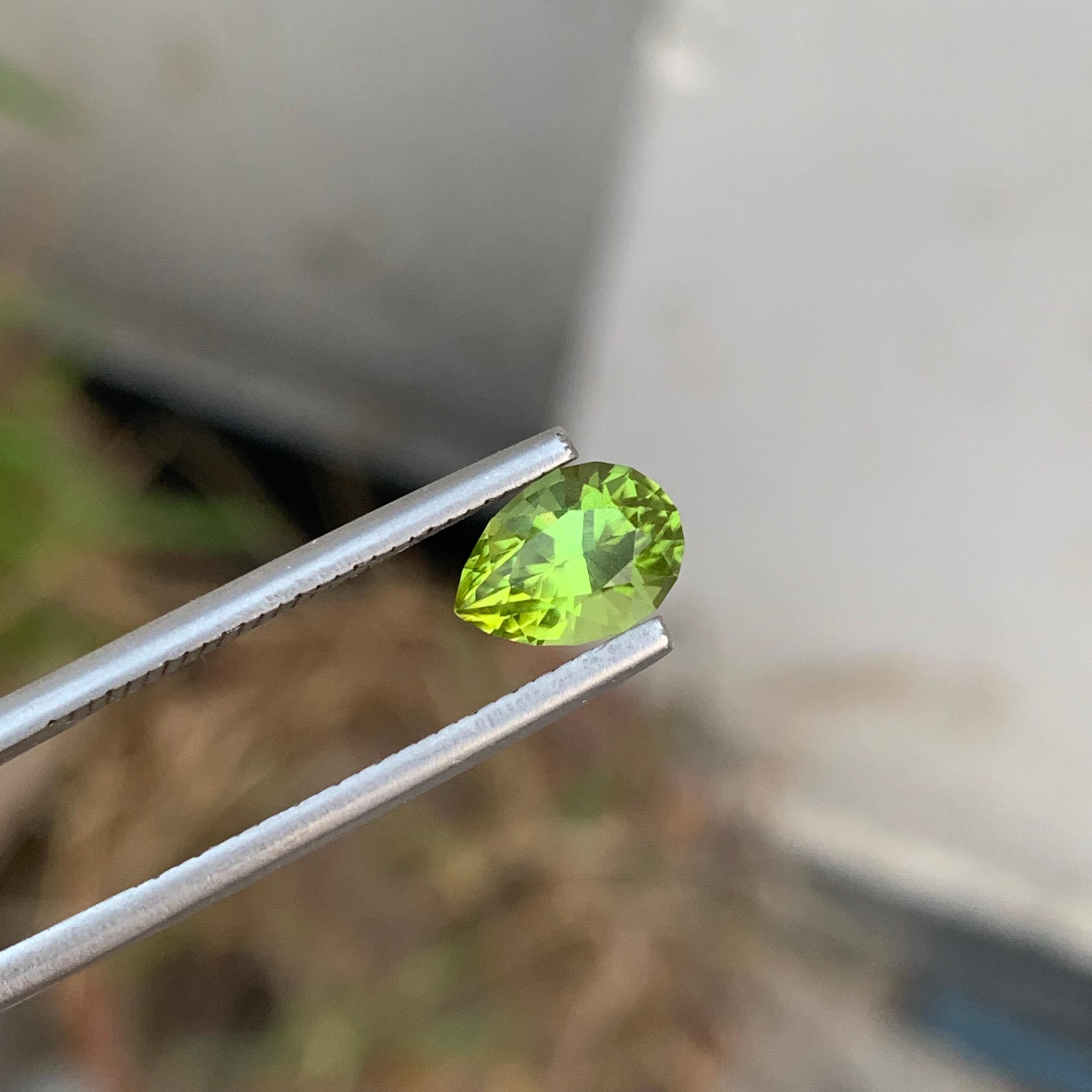 1.50 Carat Natural Loose Peridot Pear Shape Gemstone (pierre précieuse en forme de poire) en vente 3
