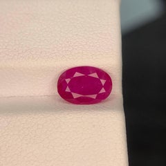 Rubis naturel de 1,50 carat, de couleur rouge rosé, en pierre brute, taille ovale, provenant d'Afghanistan