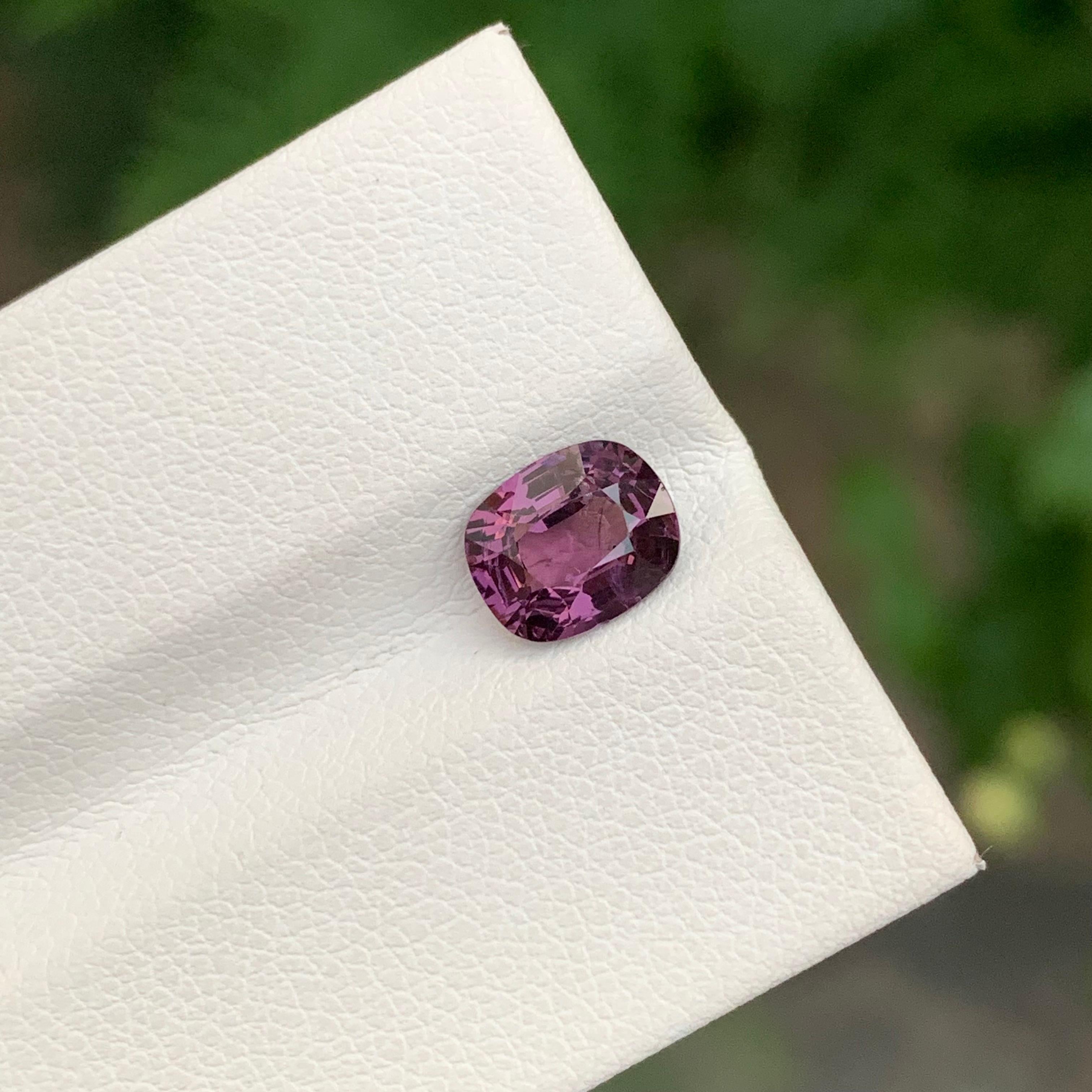 1.50 Carati Nature Spinello viola sfuso a forma di cuscino Gemma in vendita 5