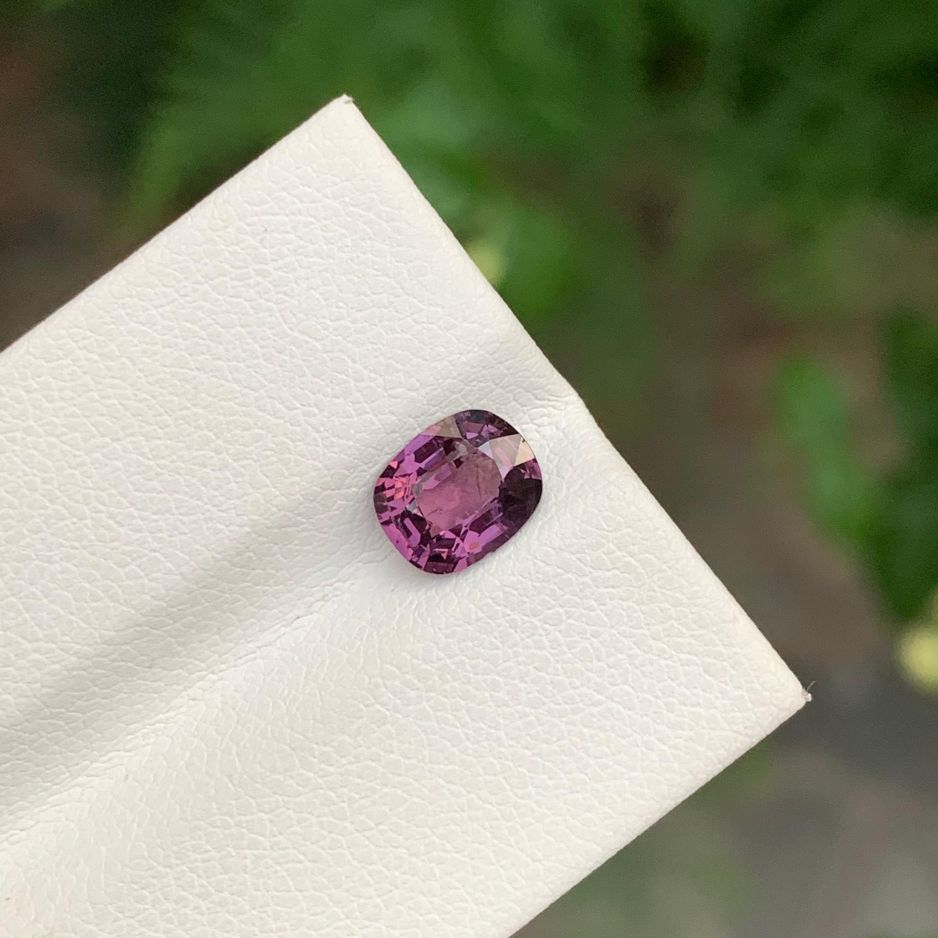 Taglio cuscino 1.50 Carati Nature Spinello viola sfuso a forma di cuscino Gemma in vendita