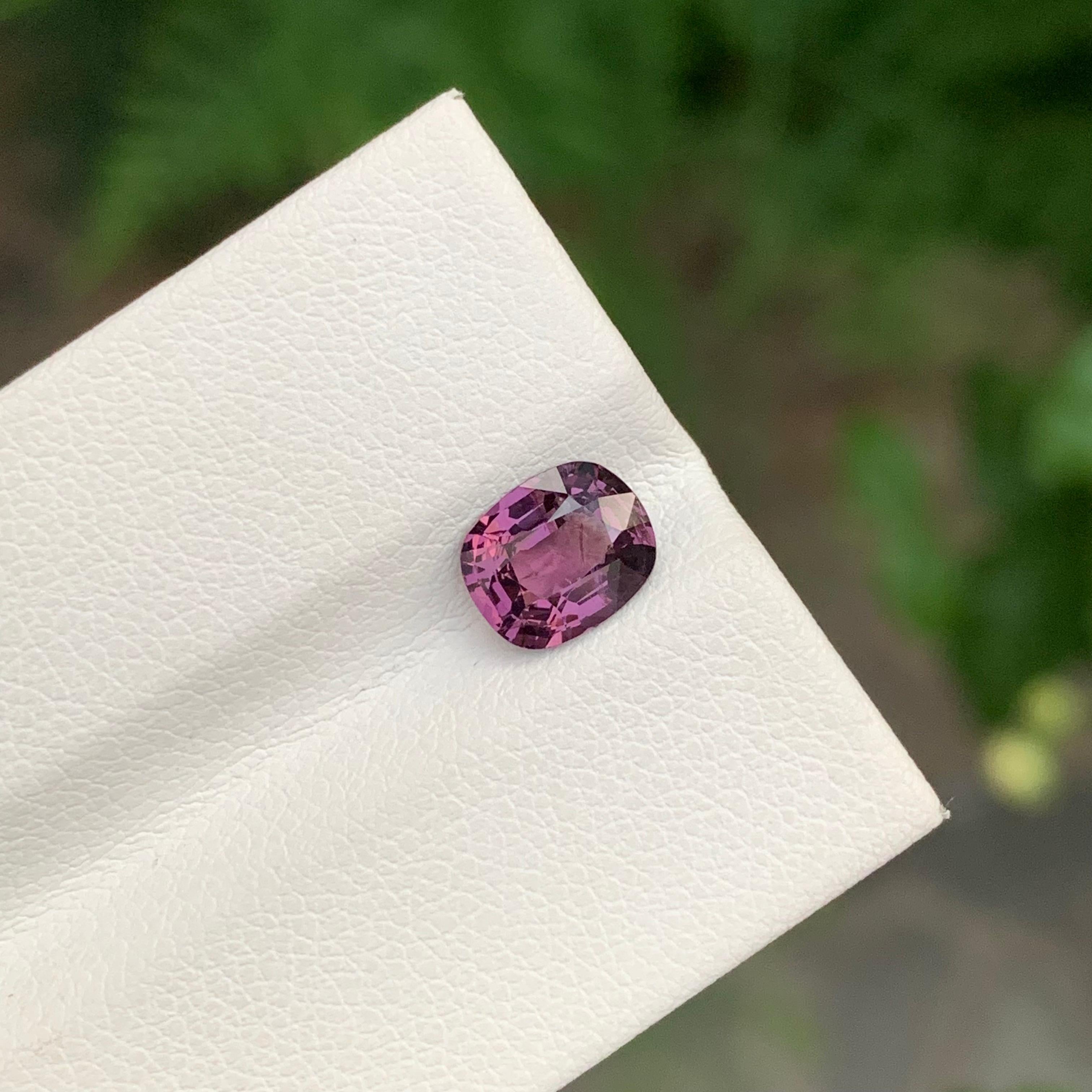 1.50 Carati Nature Spinello viola sfuso a forma di cuscino Gemma In condizioni Nuovo in vendita a Peshawar, PK
