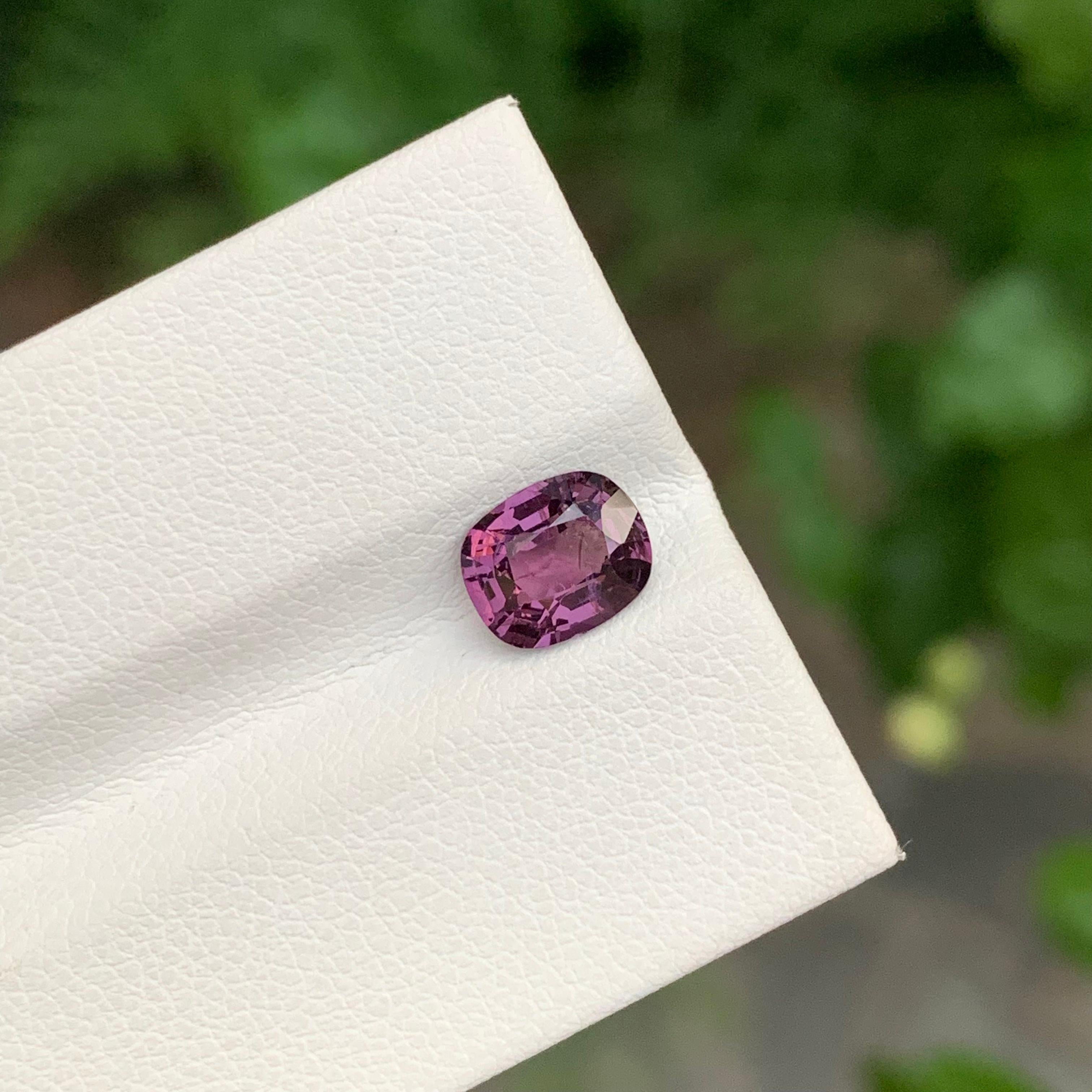da uomo o donna 1.50 Carati Nature Spinello viola sfuso a forma di cuscino Gemma in vendita