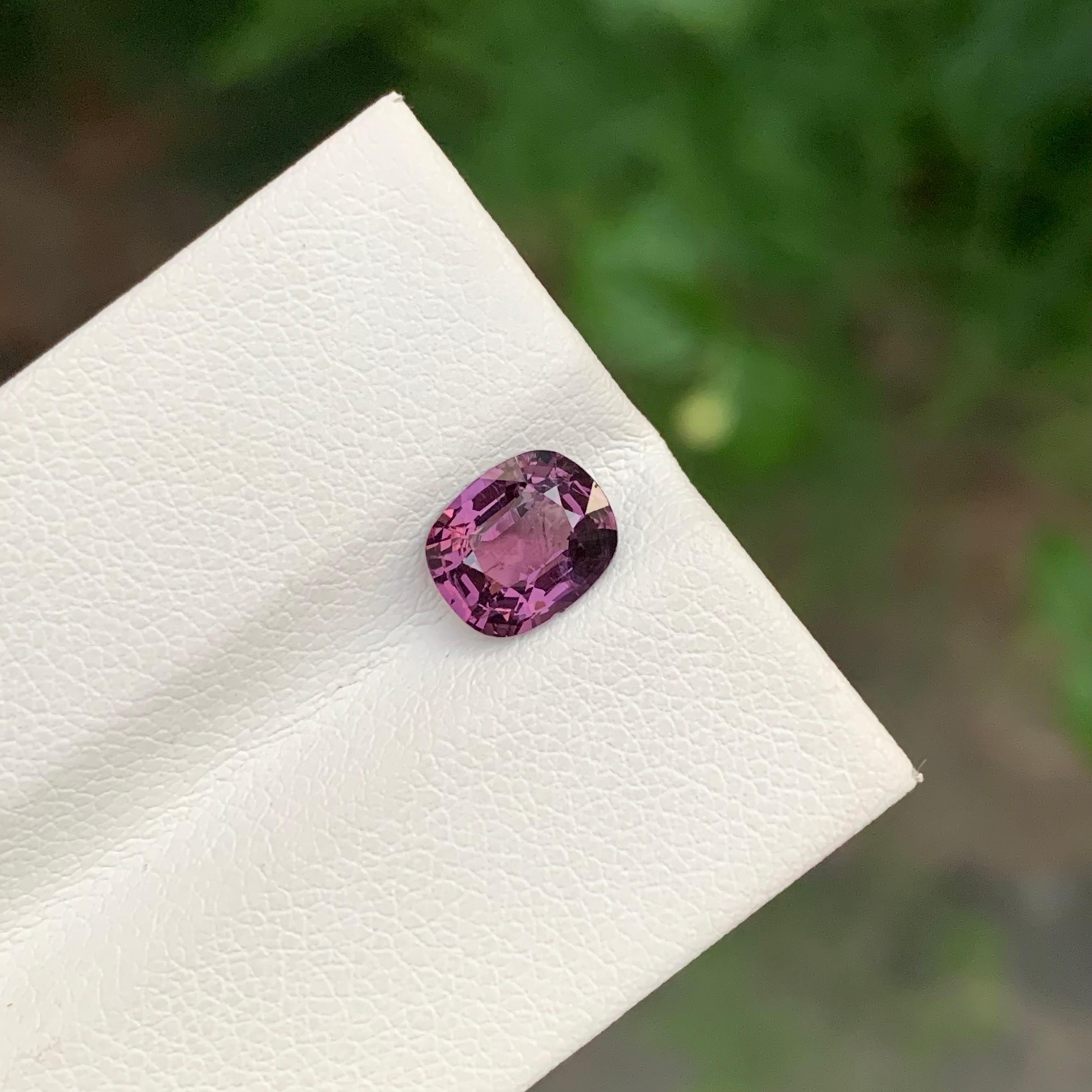 1.50 Carati Nature Spinello viola sfuso a forma di cuscino Gemma in vendita 1