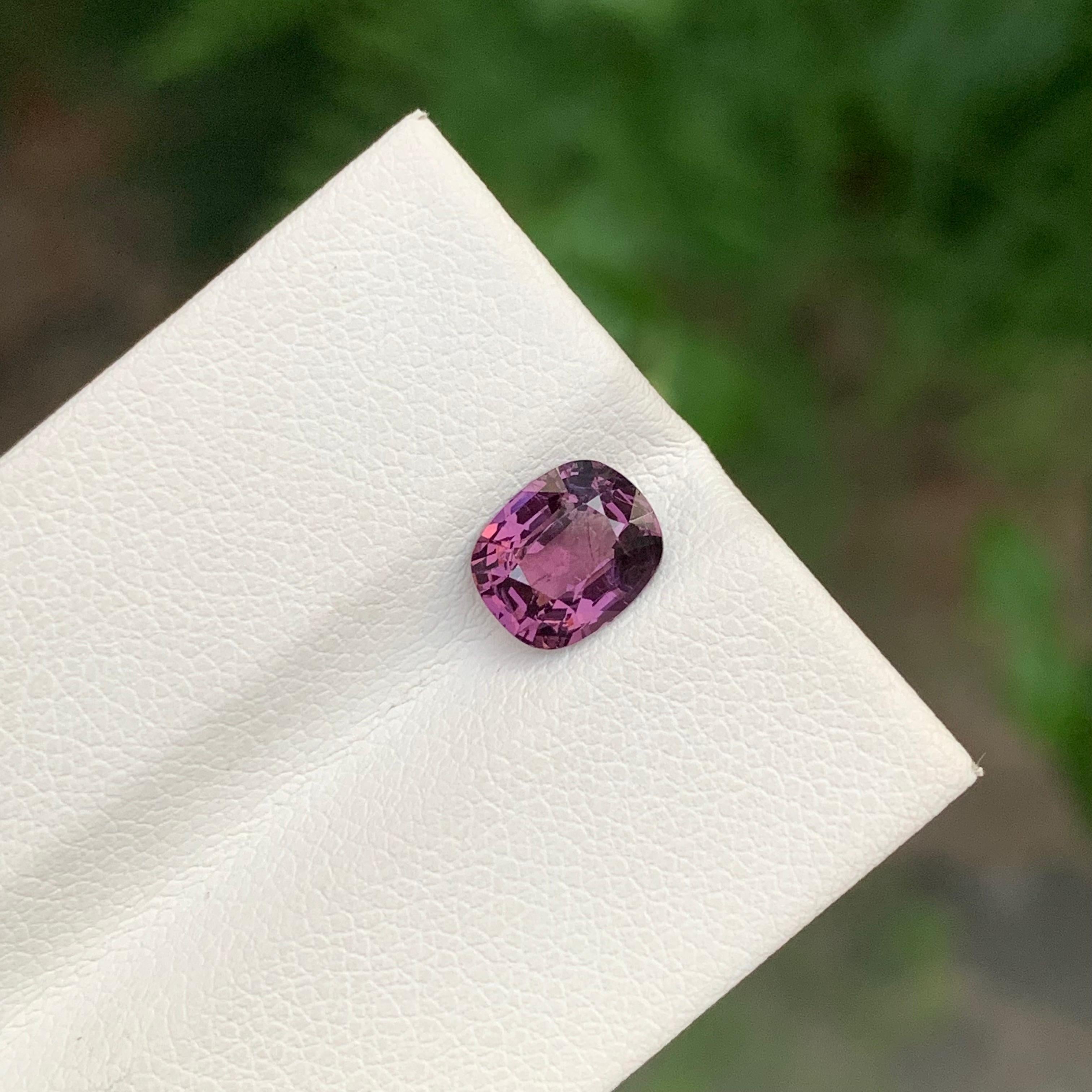 1.50 Carati Nature Spinello viola sfuso a forma di cuscino Gemma in vendita 2
