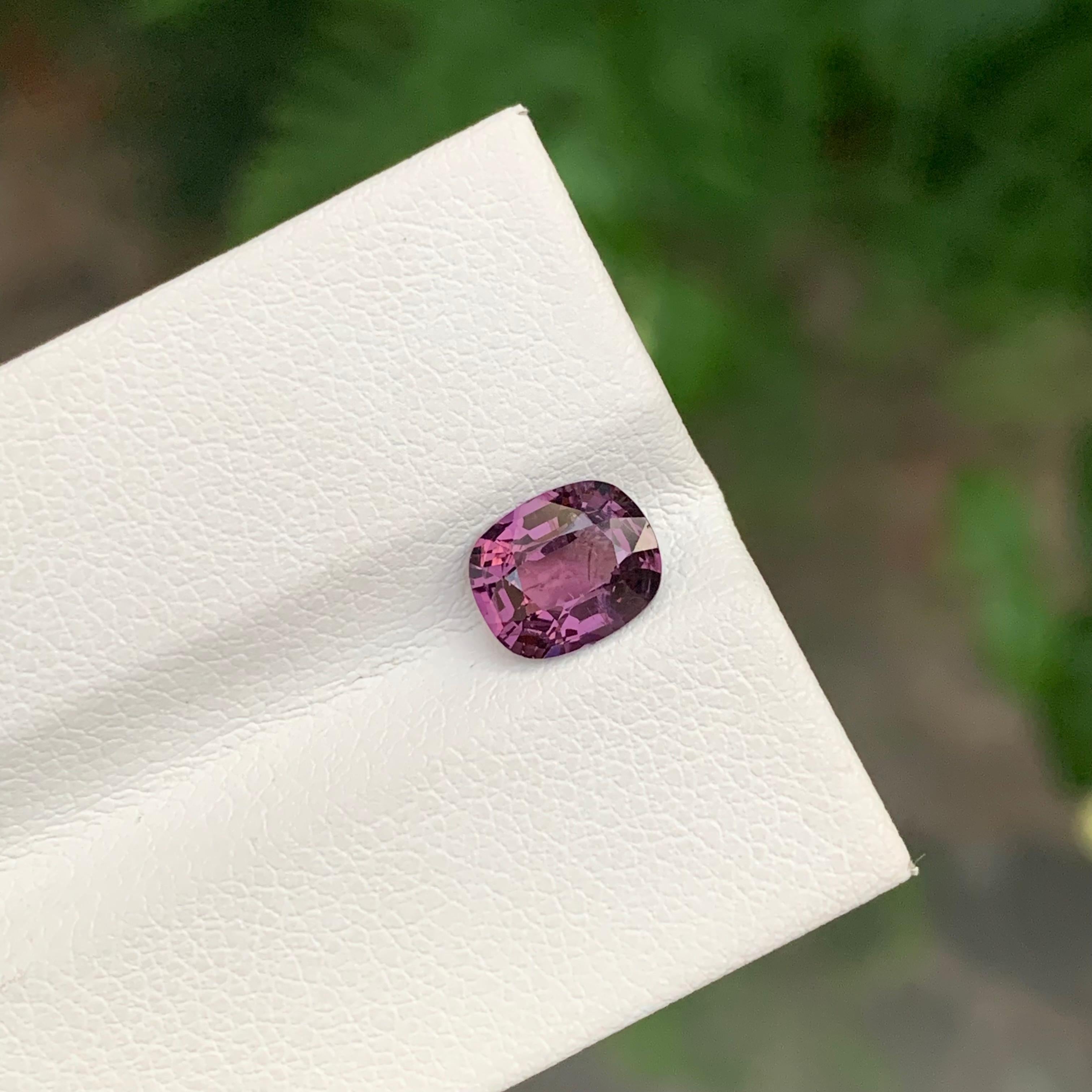 1.50 Carati Nature Spinello viola sfuso a forma di cuscino Gemma in vendita 3