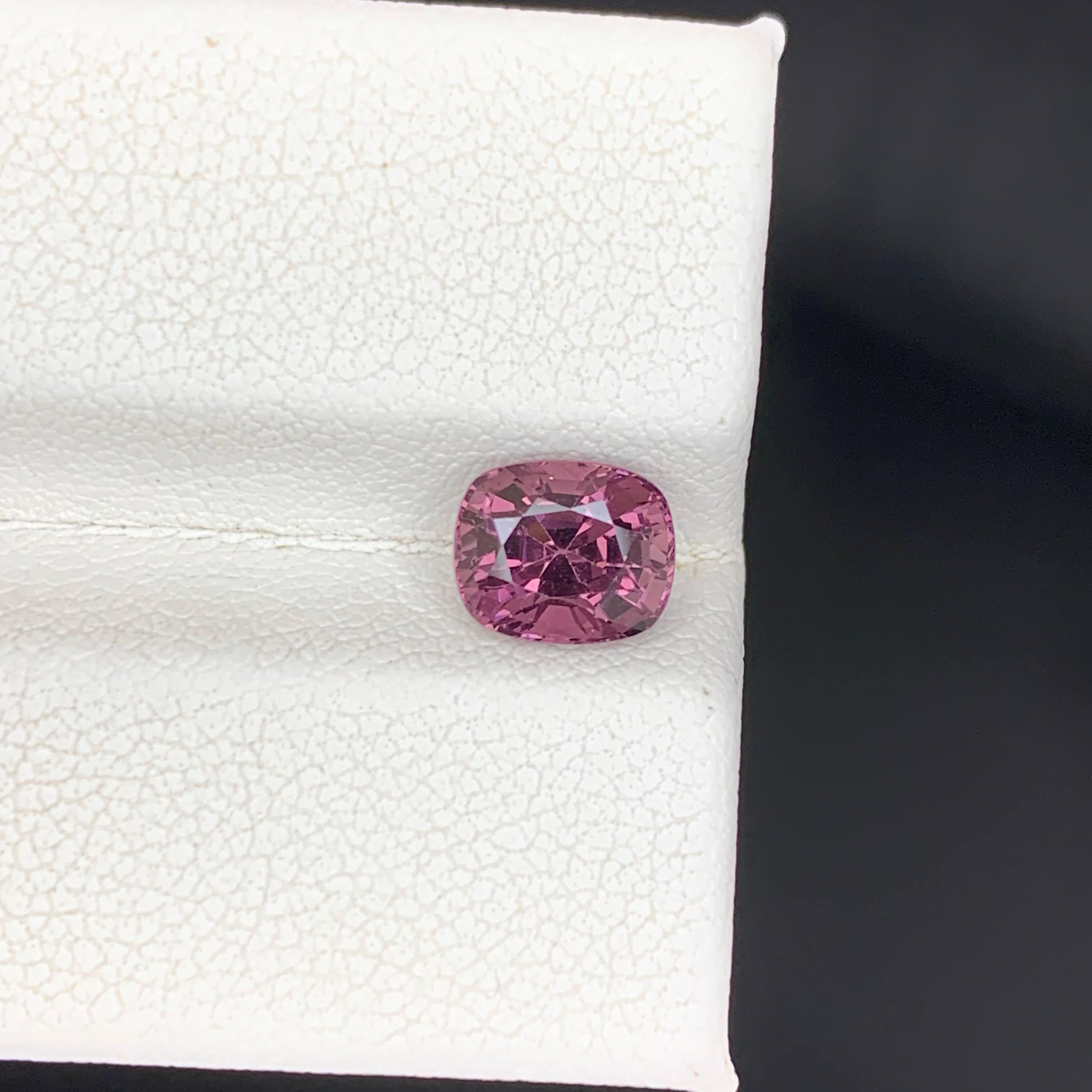 Gewicht 1,50 Karat 
Abmessungen 7.1x5.9x5.1mm
Behandlung Keine 
Herkunft Birmanisch 
Klarheit VVS 
Form Schnitt Kissen 




Dieser atemberaubende 1,50 Karat natürliche purpurfarbene burmesische Spinell weist eine reiche, verführerische Mischung aus