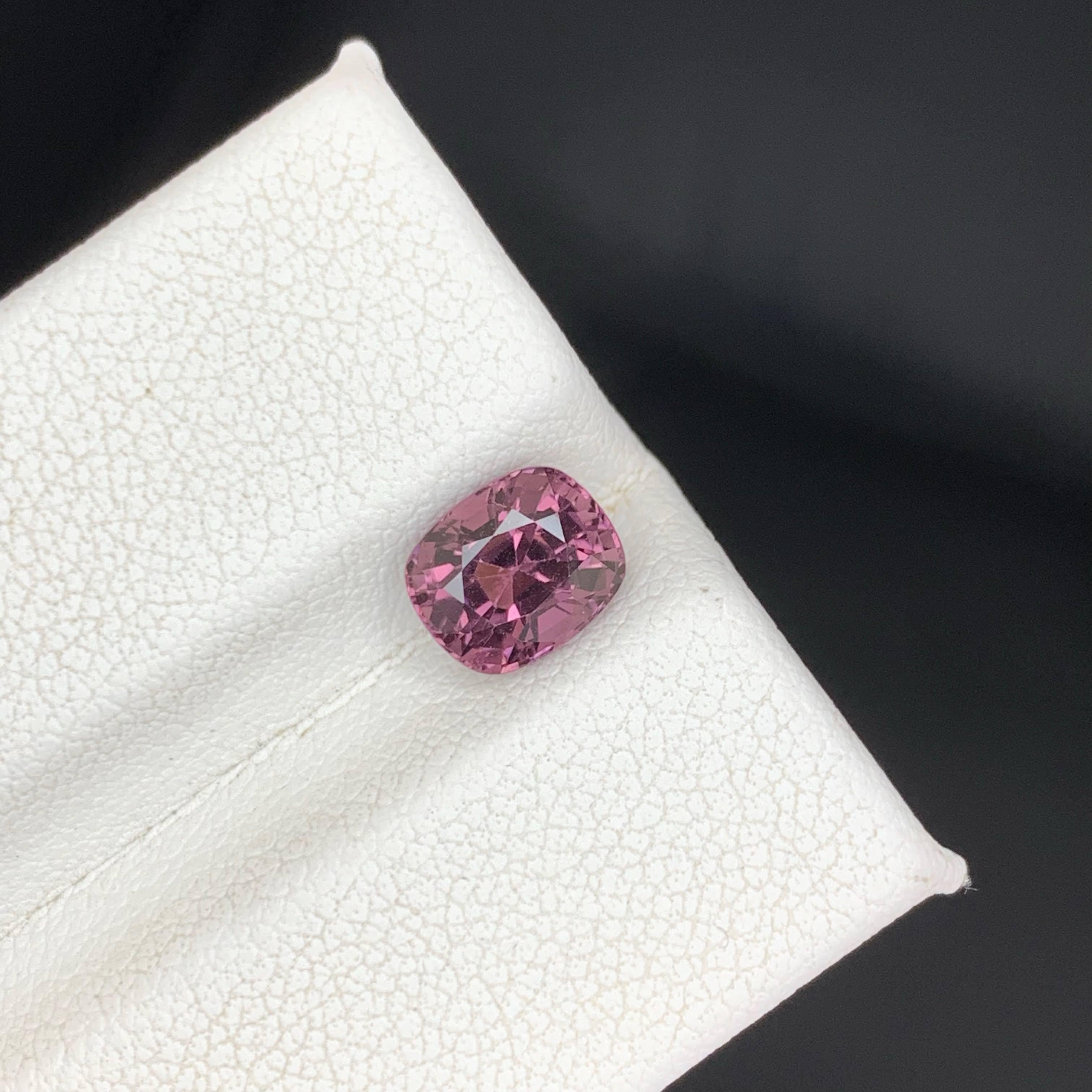 1,50 Karat natürlicher loser lila burmesischer Spinell Stein Kissenschliff Edelstein (Moderne) im Angebot
