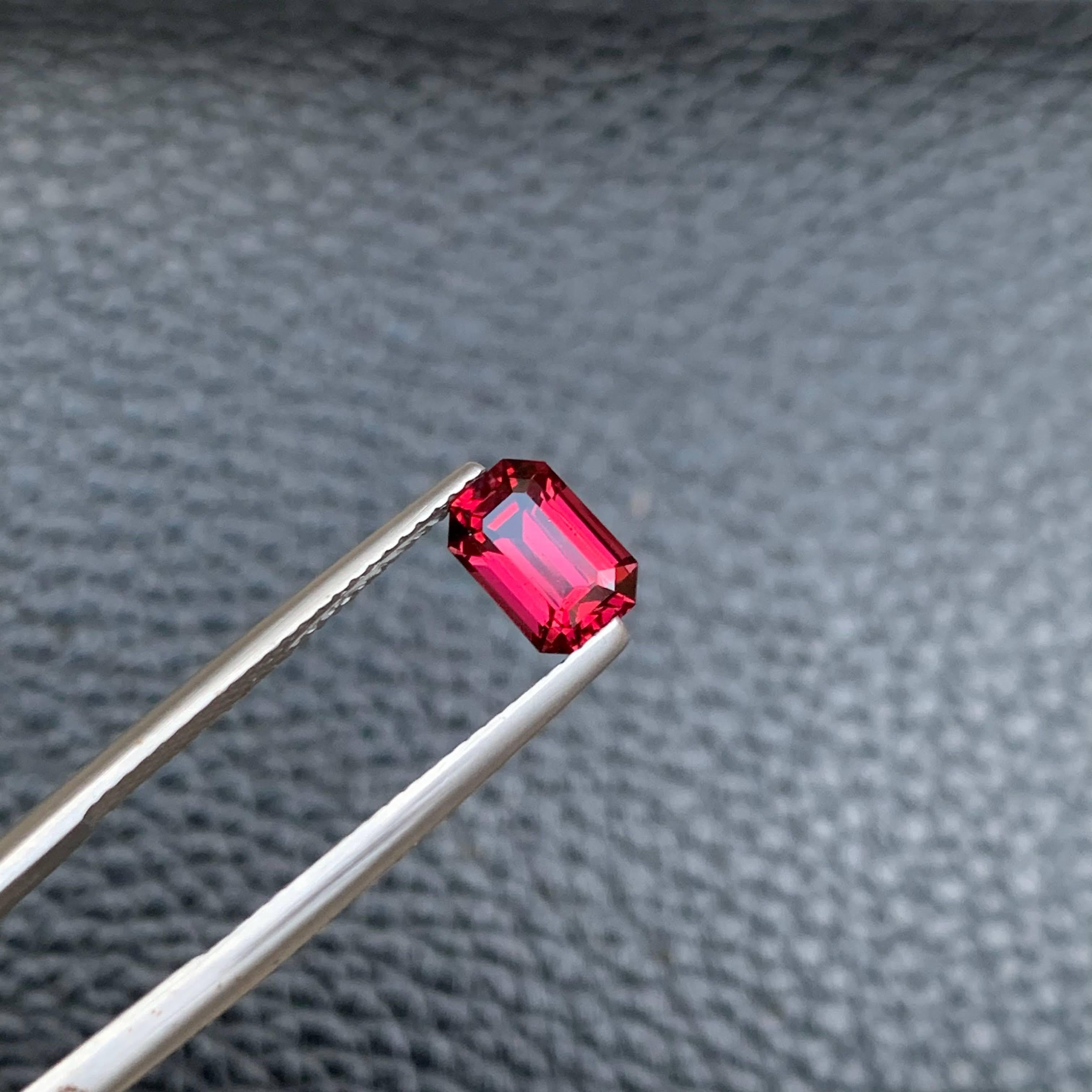 1,50 Karat natürlicher loser roter Granat Stein Smaragdschliff tansanischer Edelstein (Moderne) im Angebot