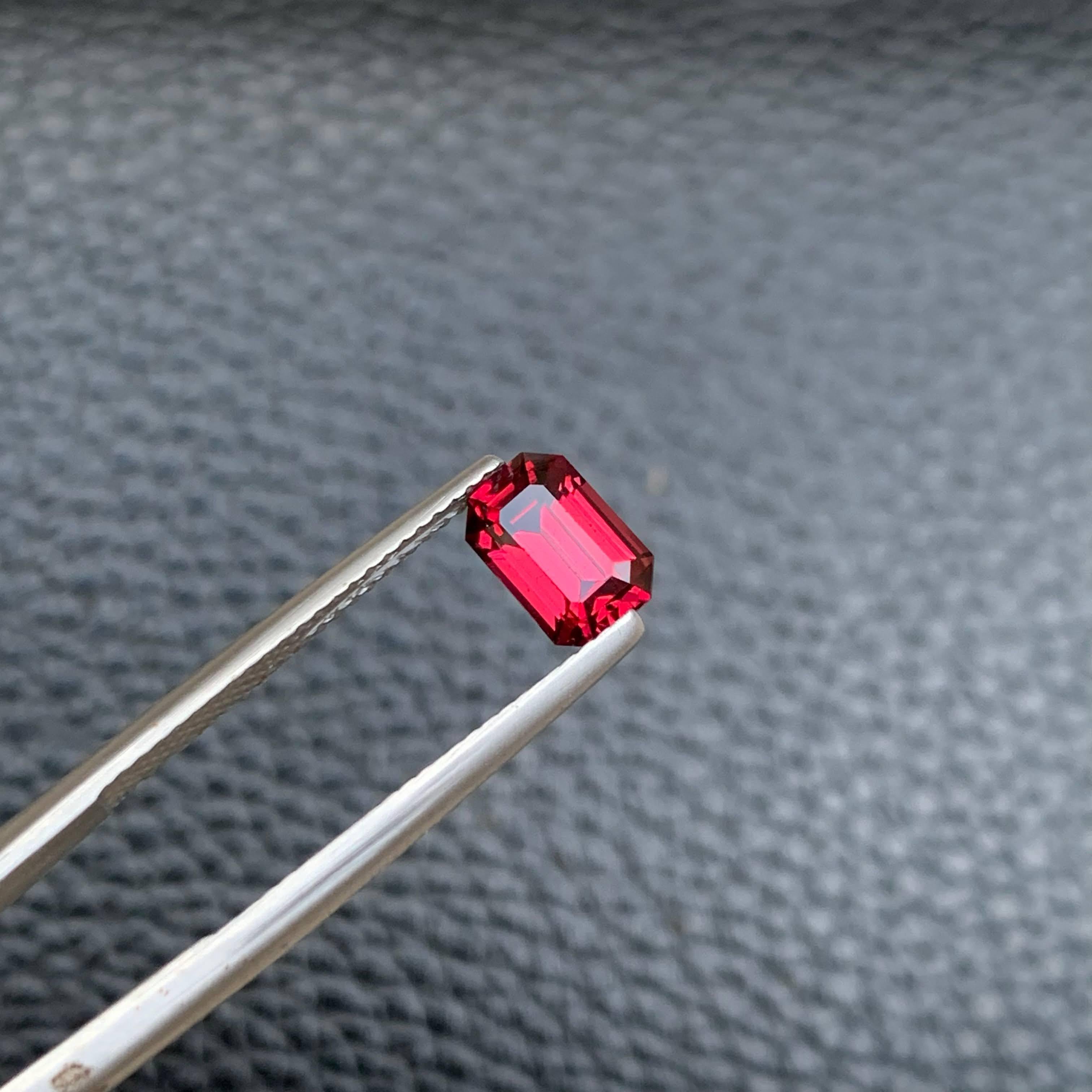 1,50 Karat natürlicher loser roter Granat Stein Smaragdschliff tansanischer Edelstein im Zustand „Neu“ im Angebot in Bangkok, TH