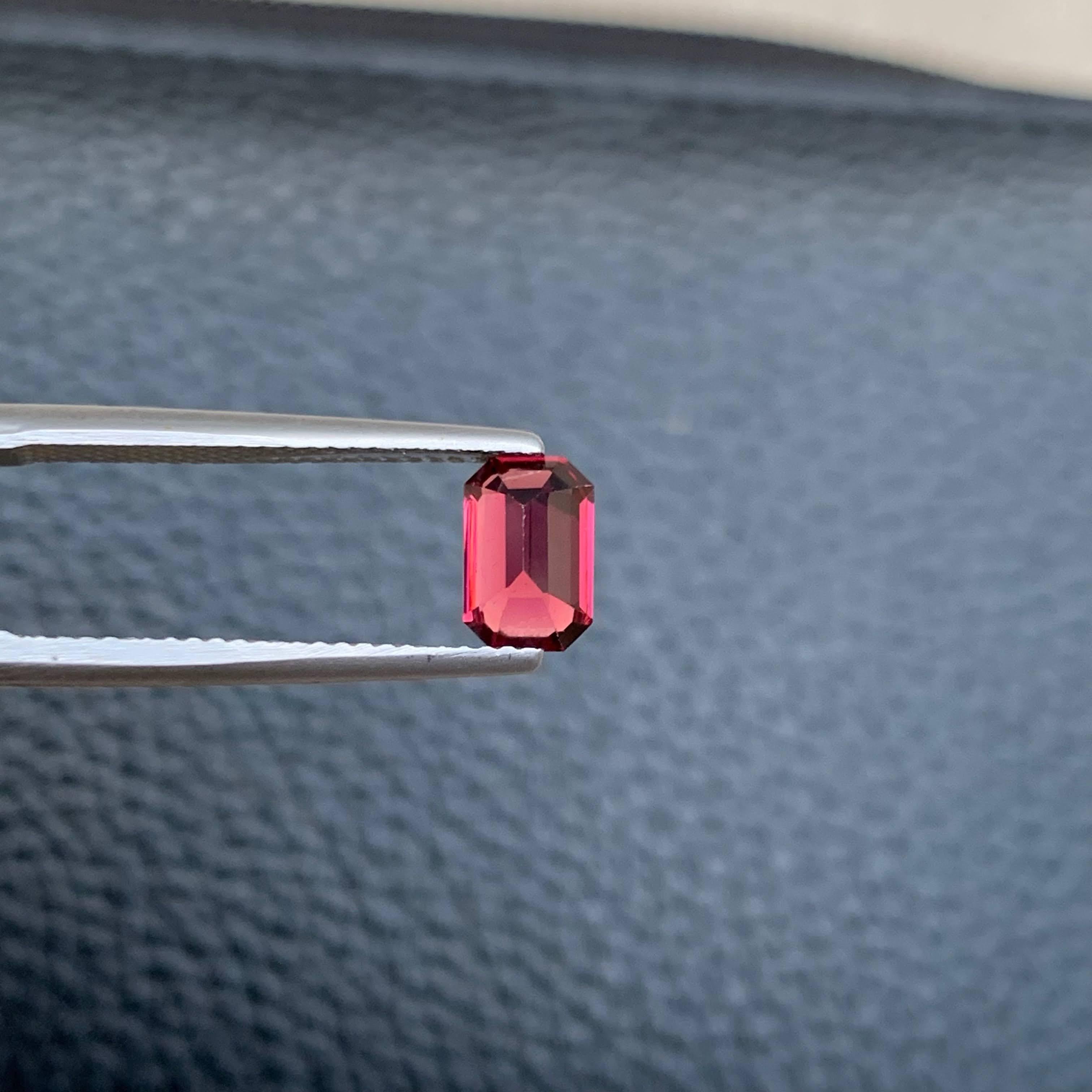 1,50 Karat natürlicher loser roter Granat Stein Smaragdschliff tansanischer Edelstein für Damen oder Herren im Angebot