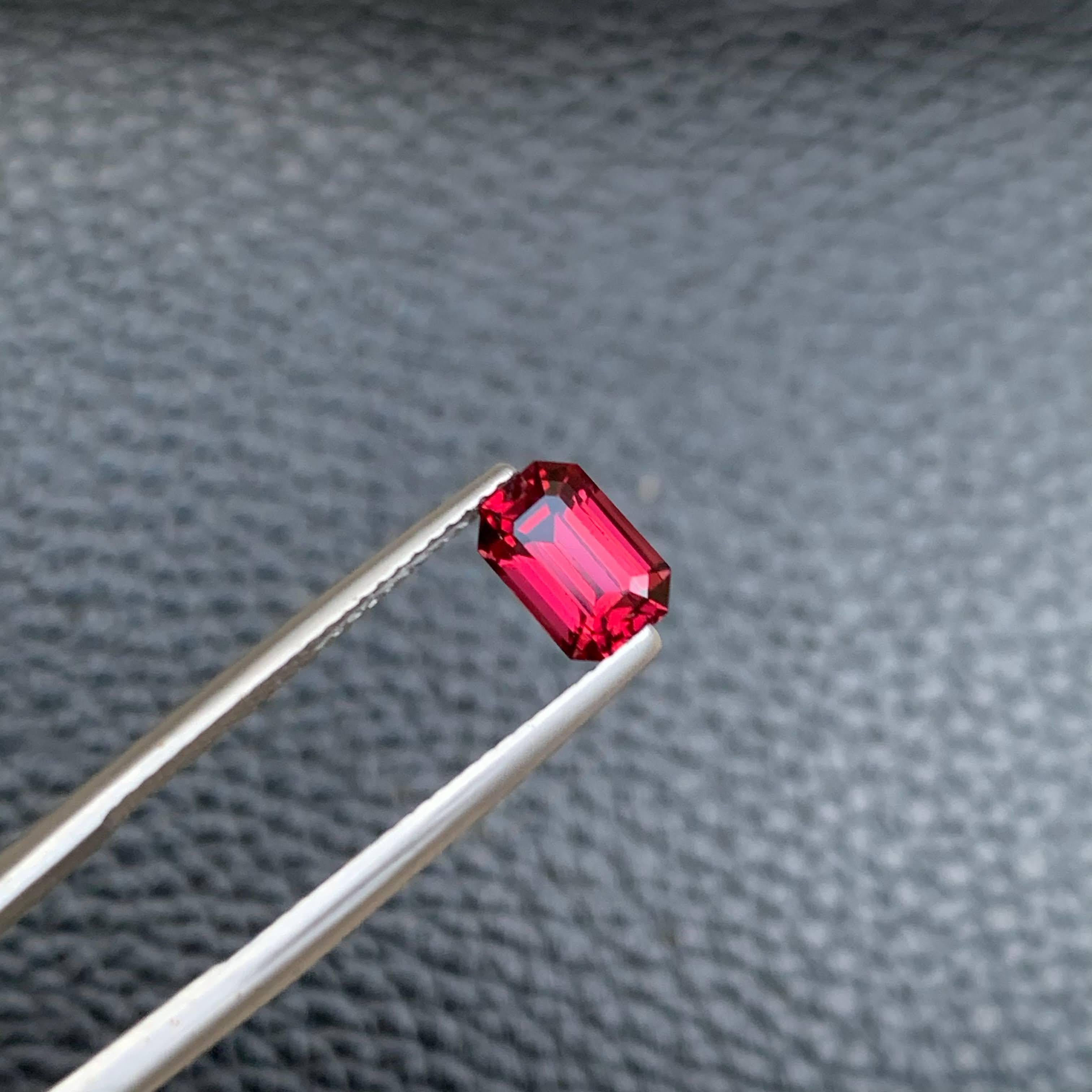 1,50 Karat natürlicher loser roter Granat Stein Smaragdschliff tansanischer Edelstein im Angebot 1