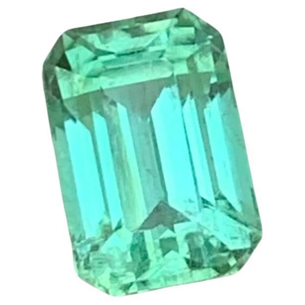 Bague de tourmaline verte vibrante naturelle de 1,50 carat en forme d'émeraude  en vente