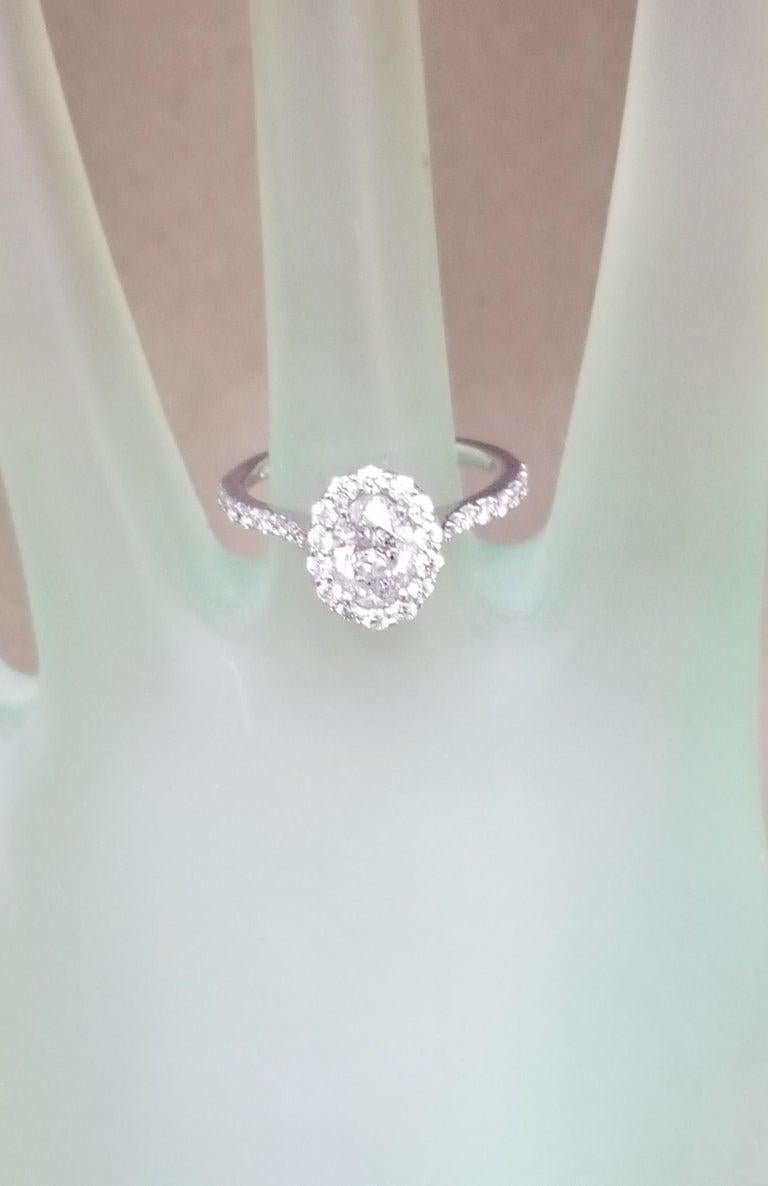 1,50 Karat ovaler Diamant-Halo-Ring Gesamtgewicht (Ovalschliff) im Angebot