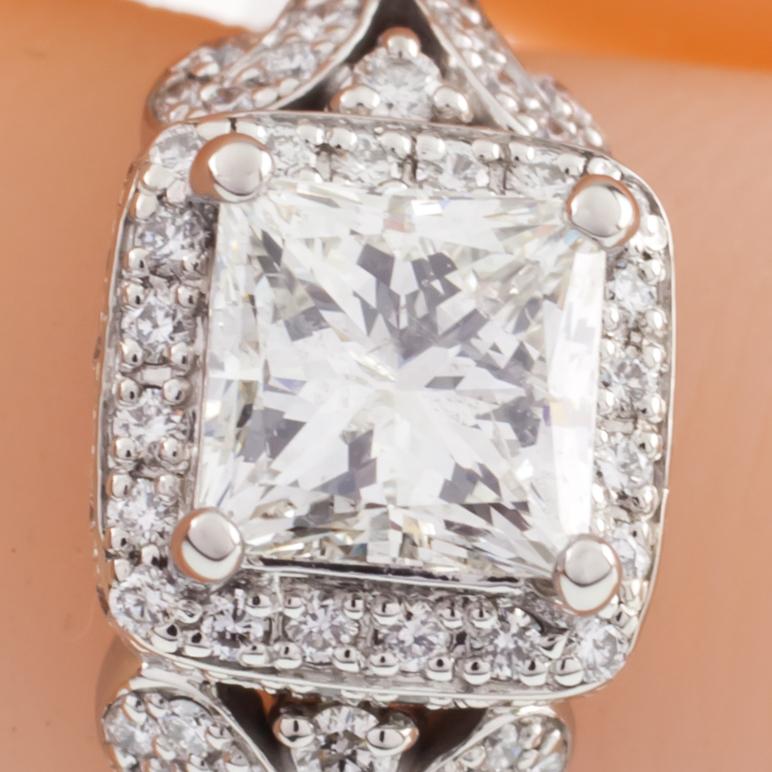 1,50 Karat Prinzessinnenschliff Diamant Solitär Ring mit Akzentsteinen in Platin (Moderne) im Angebot
