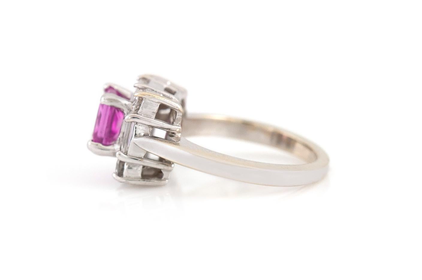 Finemente realizzato in oro bianco 18 carati con uno zaffiro rosa taglio Princess del peso di 1,50 carati, circondato da diamanti rotondi a taglio Brilliante e Baguette del peso complessivo di 0,80 carati.
Dimensione 4, ridimensionabile
