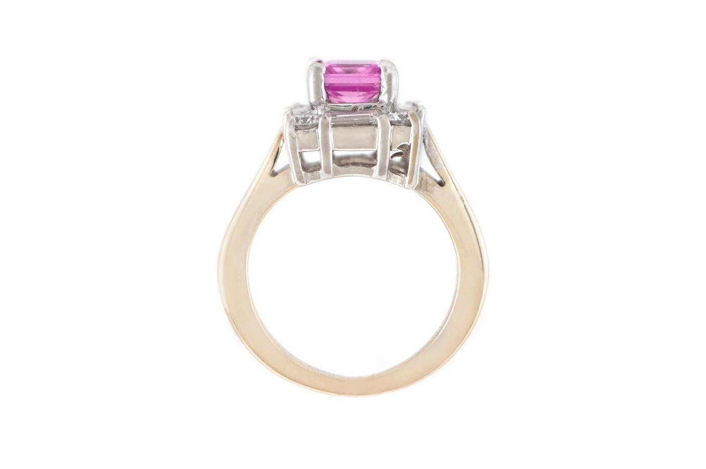 Anello con zaffiro rosa taglio principessa da 1,50 carati e diamanti In condizioni buone in vendita a New York, NY