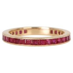 Alliance « Eternity » en or jaune 18 carats sertie d'un rubis de 1,50 carat taille princesse, par OGI
