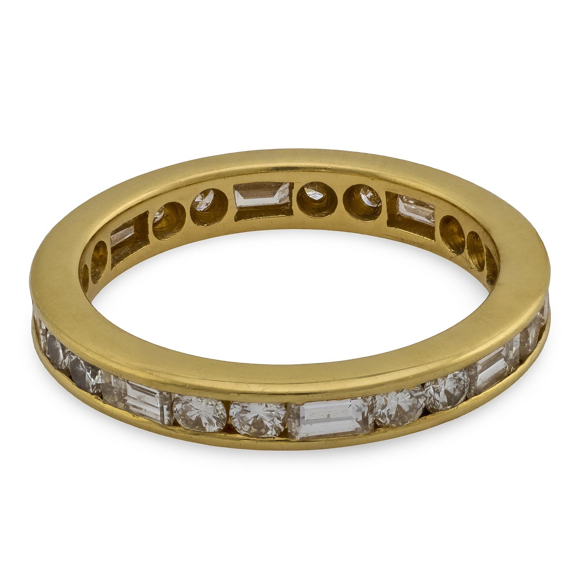 1,50 Karat runder und Baguette-Diamant 18k Gelbgold Ewigkeitsring (Moderne) im Angebot