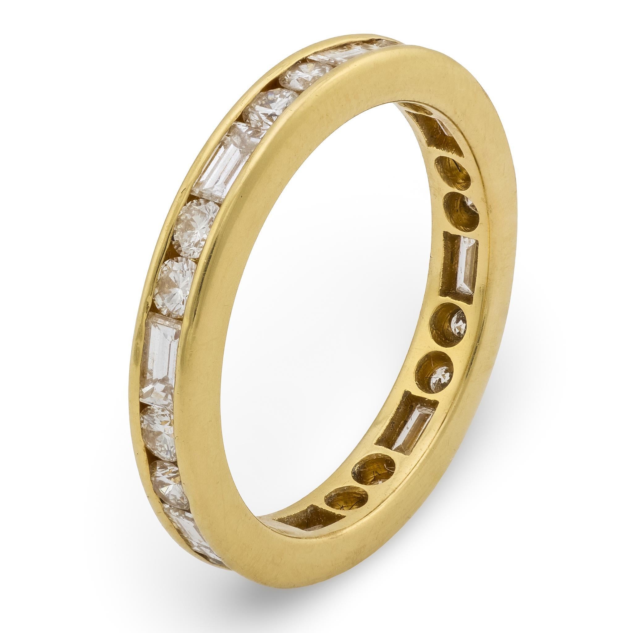 1,50 Karat runder und Baguette-Diamant 18k Gelbgold Ewigkeitsring im Angebot 2