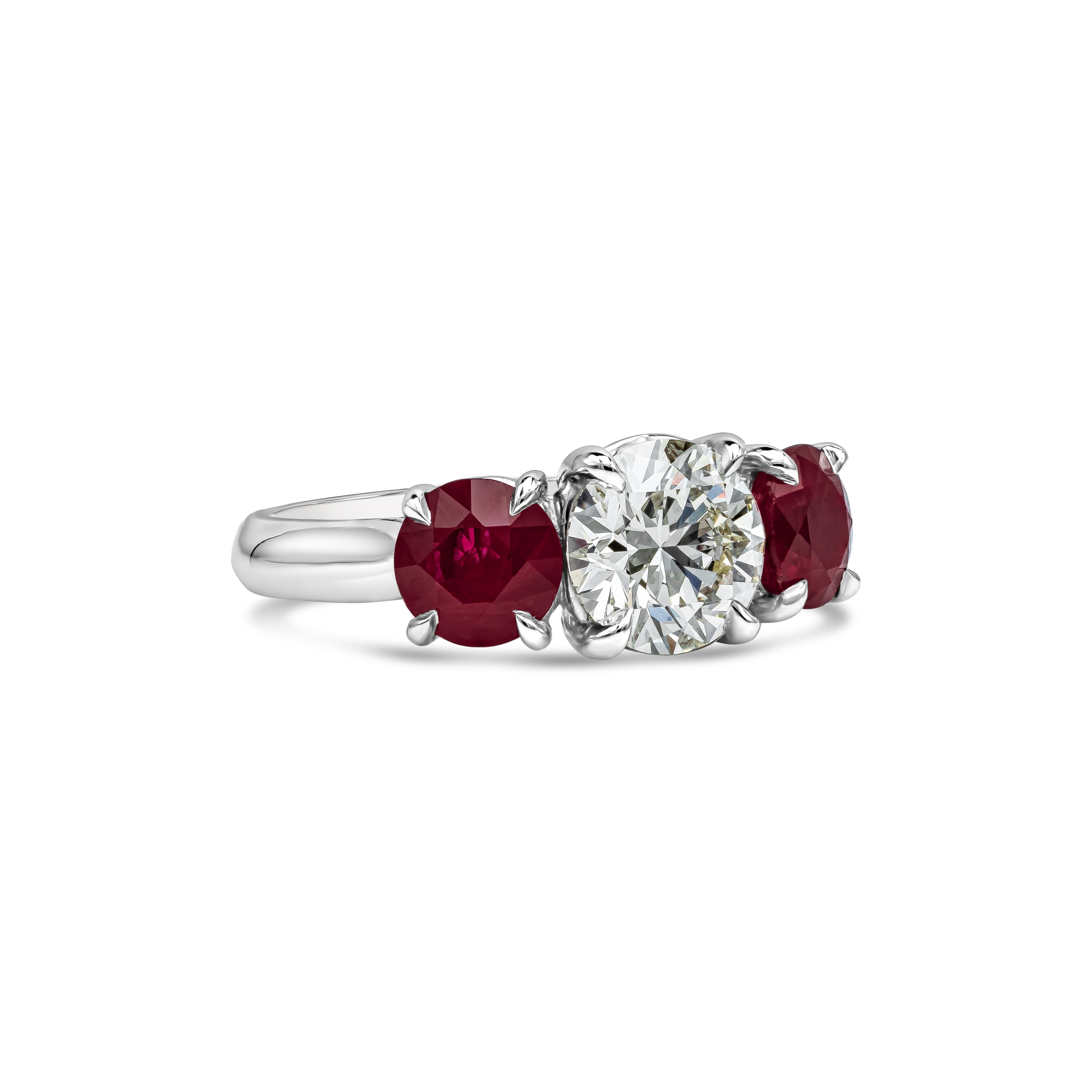 Maravilloso anillo de compromiso, con un brillante diamante redondo de talla brillante de 1,50 quilates en el centro. Acentuado por dos rubíes de corte redondo con un peso total de 2,27 quilates. Cada piedra está engastada con cuatro garras de