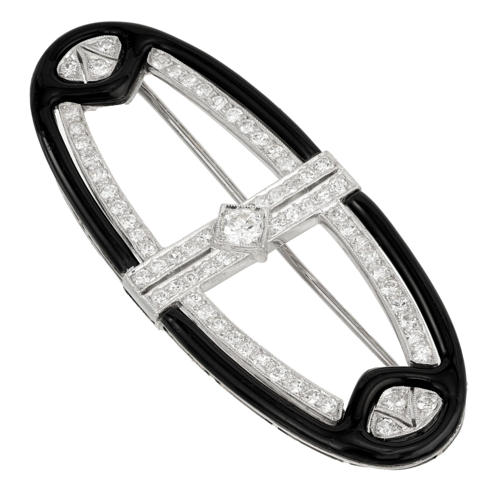 Broche Vintage Art of Vintage 1930's, diamant rond en émail noir. Orné de 67 diamants de taille ronde, montés dans une monture de forme ovale. Les diamants sont encadrés par un émail noir qui crée un magnifique contraste entre les deux, accentuant