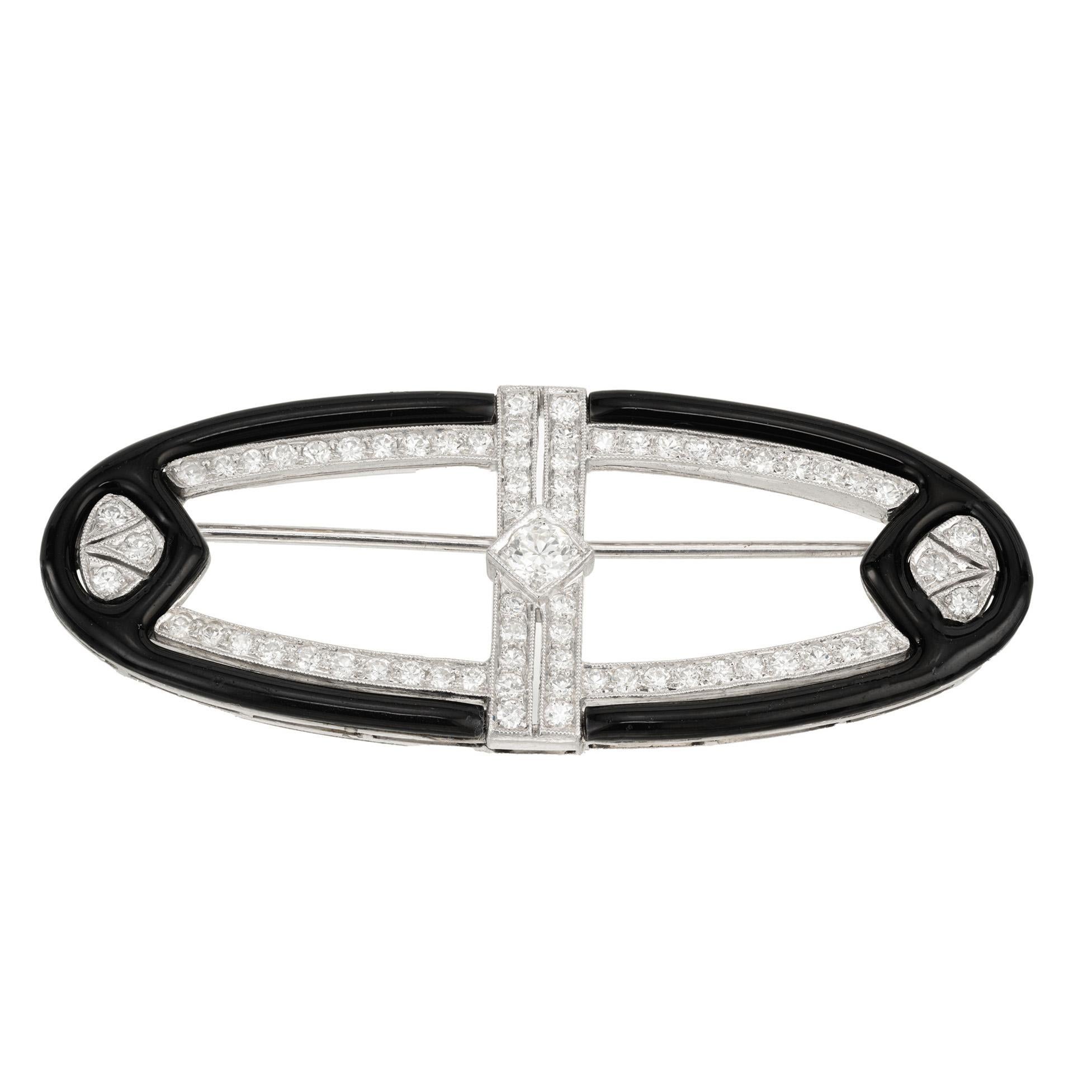 Taille ronde 1.50 Carat Round Diamond Black Enamel Platinum White Gold Art Deco Brooch (Broche Art Déco) en vente