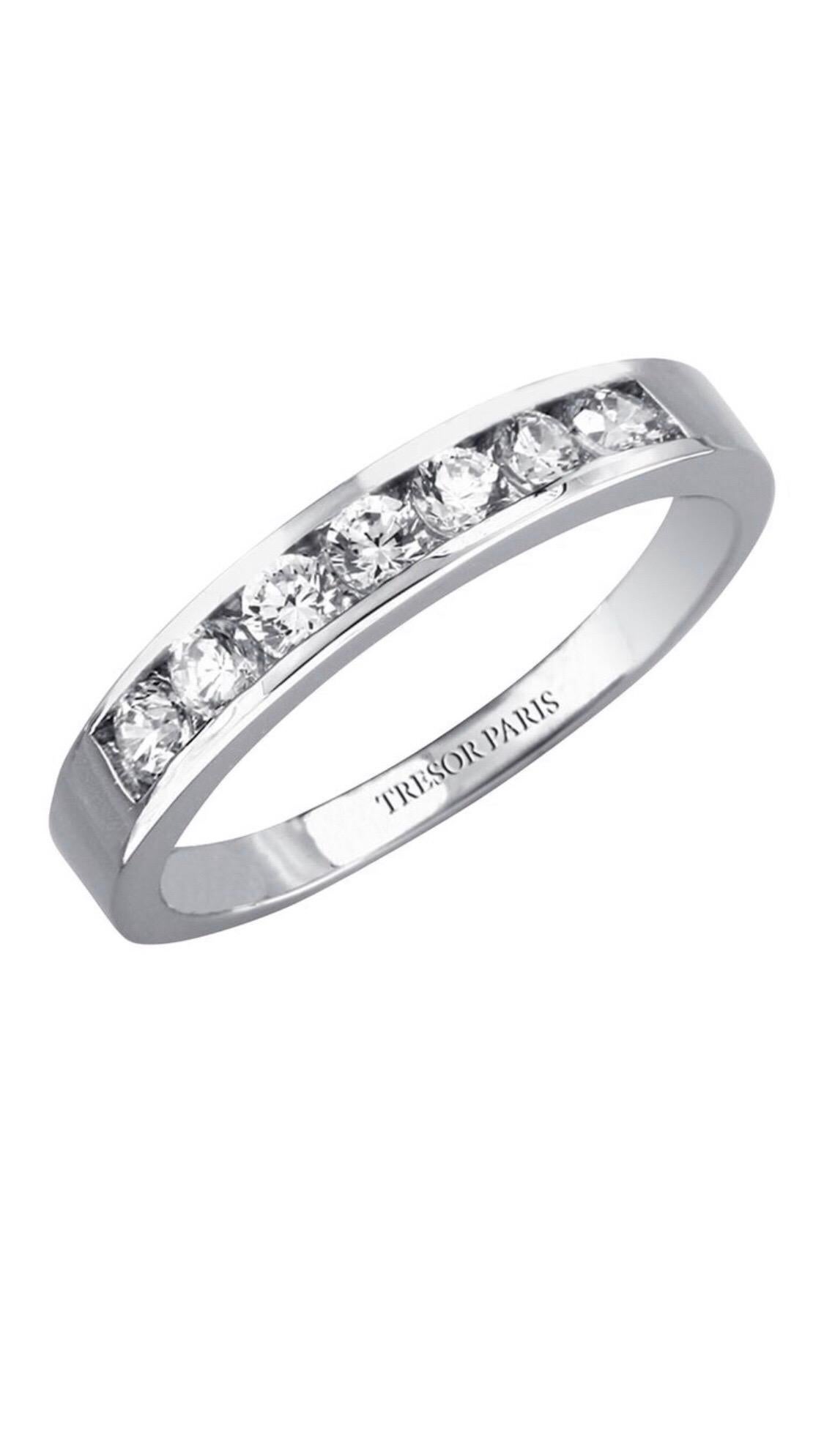 Moderne Anneau d'éternité en or blanc 18 carats avec demi-anneau serti de diamants ronds de 1,50 carat en vente
