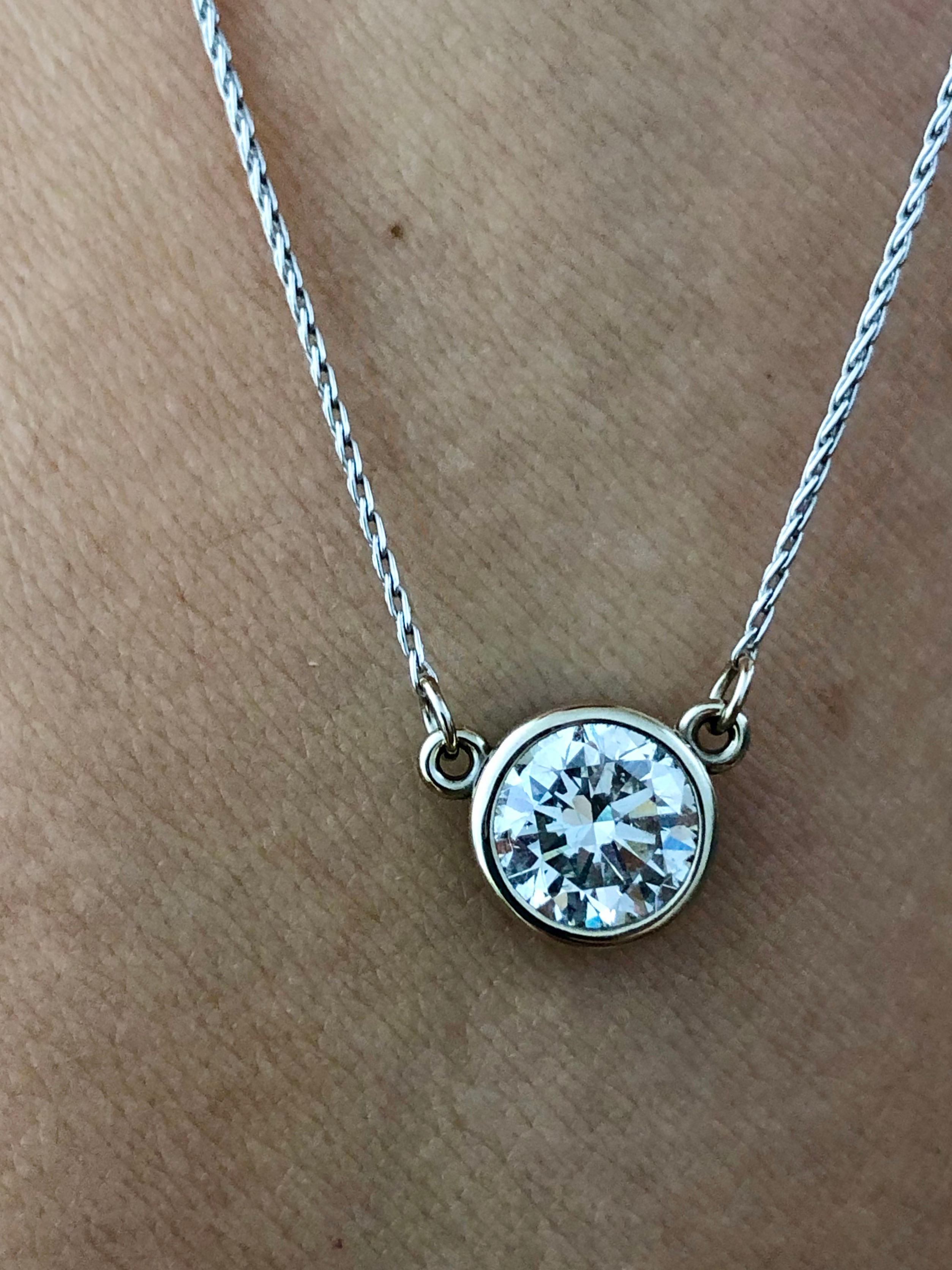 Taille ronde Collier pendentif solitaire en diamants ronds de 1,50 carat en vente
