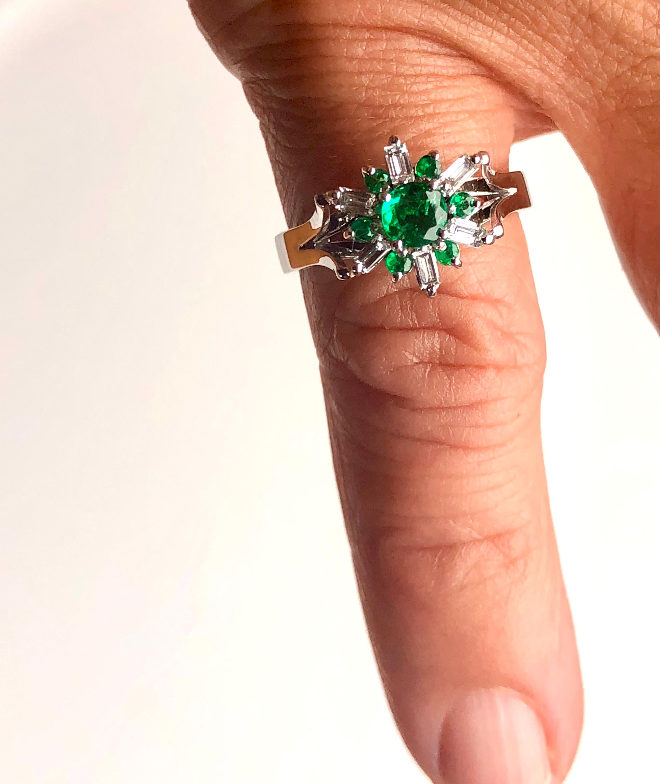 Round Cut 1.50 Carat Round Natural Colombian Emerald Diamond Cocktail Ring For Sale
