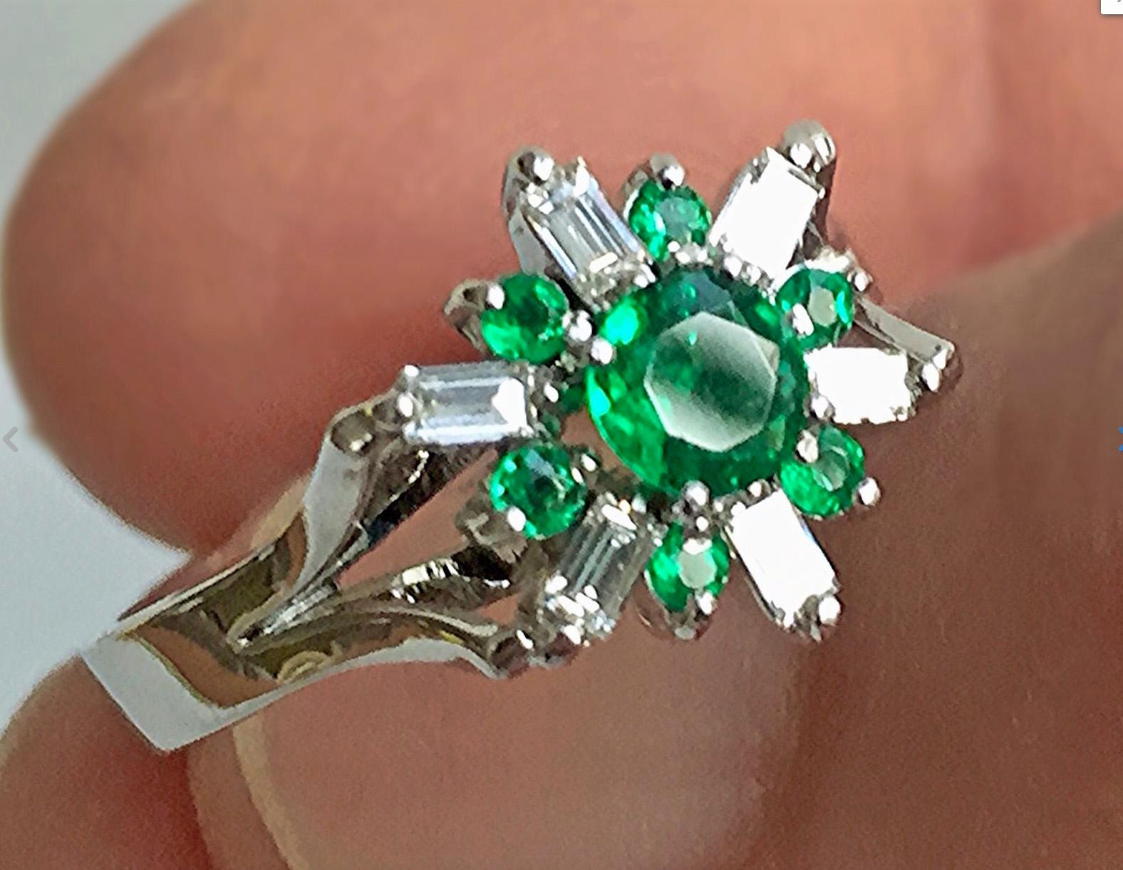 Contemporary 1.50 Carat Round Natural Colombian Emerald Diamond Cocktail Ring For Sale